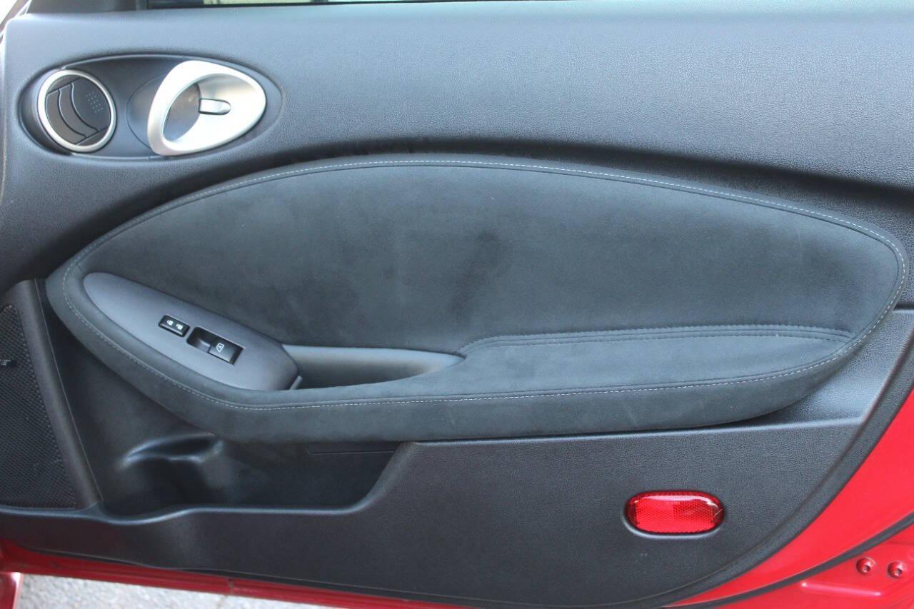 2015 Red Nissan Z 370Z Coupe Touring 6MT (JN1AZ4EH4FM) with an 3.7L V6 DOHC 24V engine, 6-Speed Manual transmission, located at 4301 NW 39th , Oklahoma City, OK, 73112, (405) 949-5600, 35.512135, -97.598671 - NO DRIVERS LICENCE -NO FULL COVERAGE INSURANCE - NO CREDIT CHECK. COME ON OVER TO SUPERSPORTS, TAKE A LOOK AND TEST DRIVE. PLEASE GIVE US A CALL AT (405) 949-5600. NO LICENCIA DE CONDUCIR - NO SEGURO DE COBERTURA TOTAL - NO VERIFICACION DE CREDITO. VISITENOS EN SUPERSPORTS, MIRE NUESTRO - Photo#9