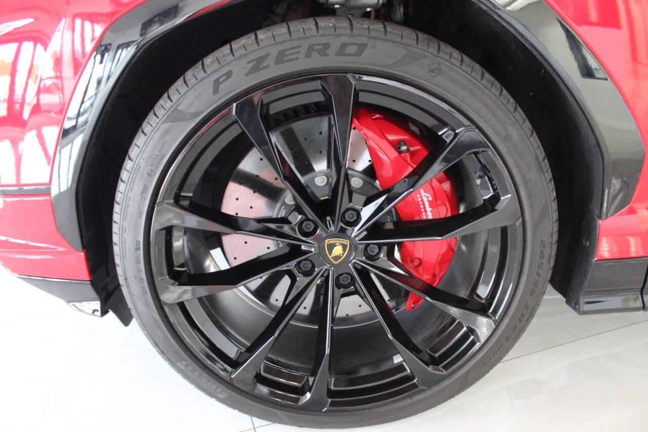 2023 Off White Lamborghini Urus S (ZPBUB3ZL4PL) with an 4.0L V8 DOHC 32V engine, 8A transmission, located at 4301 NW 39th , Oklahoma City, OK, 73112, (405) 949-5600, 35.512135, -97.598671 - it's one of a wife's few possessions that are considered toys looks and drives brand new its a must see. looks and drives brand new its a must see. My name is Josh, and I own dealerships and finance companies here in Oklahoma. I have 27 years of experience buying and selling all makes and mode - Photo#5