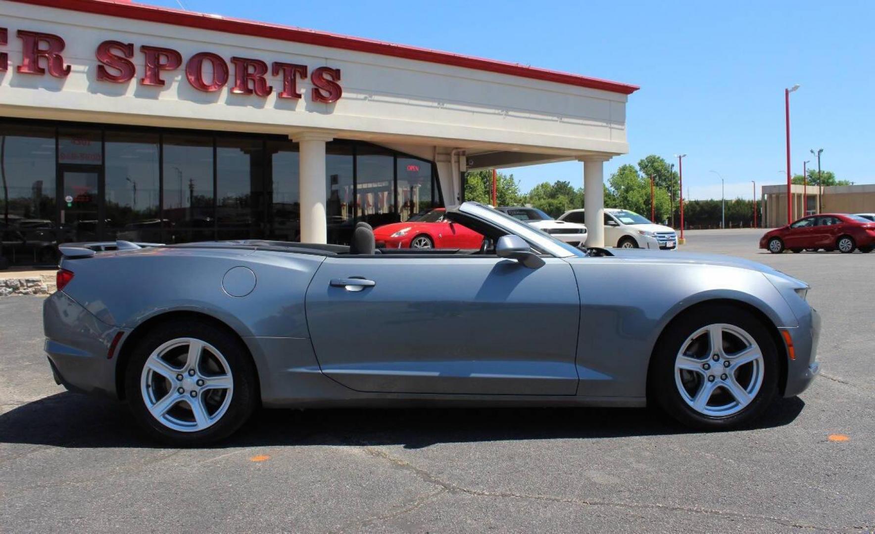 2020 Pewter Chevrolet Camaro 1LT Convertible 8A (1G1FB3DX2L0) with an 2.0L L4 DOHC 16V TURBO engine, 8A transmission, located at 4301 NW 39th , Oklahoma City, OK, 73112, (405) 949-5600, 35.512135, -97.598671 - NO DRIVERS LICENCE NO-FULL COVERAGE INSURANCE-NO CREDIT CHECK. COME ON OVER TO SUPERSPORTS AND TAKE A LOOK AND TEST DRIVE. PLEASE GIVE US A CALL AT (405) 949-5600. NO LICENSIA DE MANEJAR- NO SEGURO DE COBERTURA TOTAL- NO VERIFICACCION DE CREDITO. POR FAVOR VENGAN A SUPERSPORTS, - Photo#5