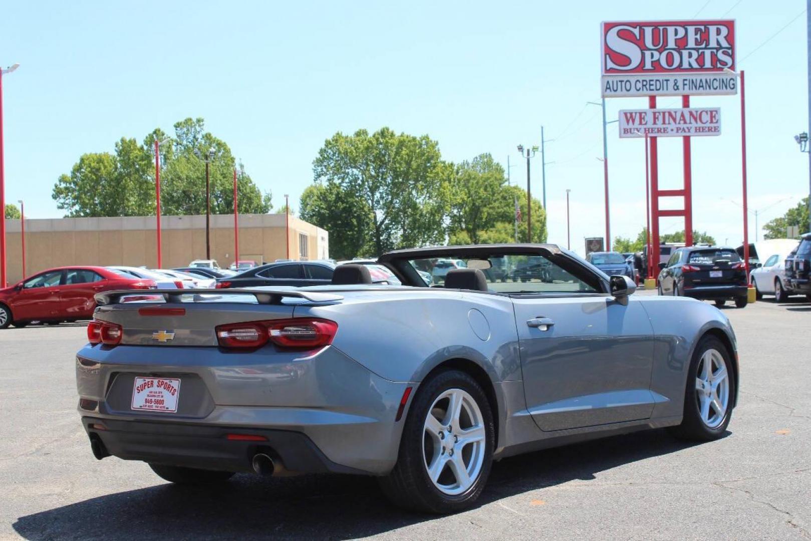 2020 Pewter Chevrolet Camaro 1LT Convertible 8A (1G1FB3DX2L0) with an 2.0L L4 DOHC 16V TURBO engine, 8A transmission, located at 4301 NW 39th , Oklahoma City, OK, 73112, (405) 949-5600, 35.512135, -97.598671 - NO DRIVERS LICENCE NO-FULL COVERAGE INSURANCE-NO CREDIT CHECK. COME ON OVER TO SUPERSPORTS AND TAKE A LOOK AND TEST DRIVE. PLEASE GIVE US A CALL AT (405) 949-5600. NO LICENSIA DE MANEJAR- NO SEGURO DE COBERTURA TOTAL- NO VERIFICACCION DE CREDITO. POR FAVOR VENGAN A SUPERSPORTS, - Photo#7