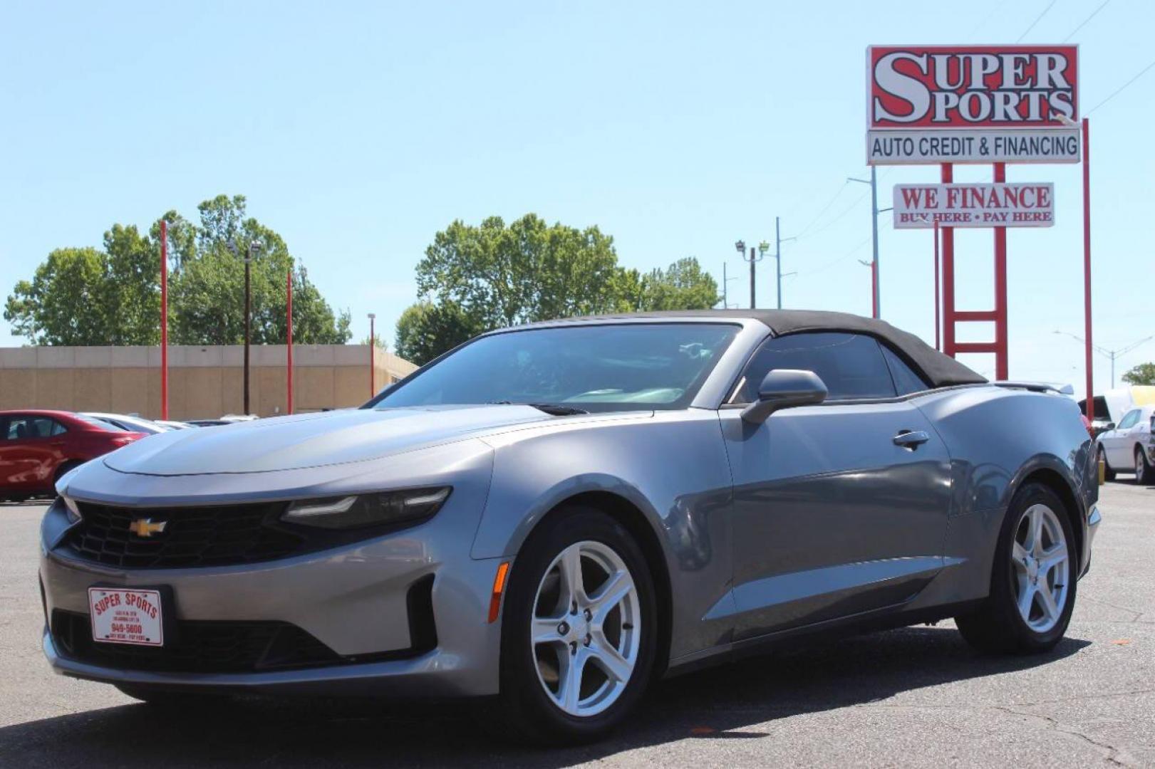 2020 Pewter Chevrolet Camaro 1LT Convertible 8A (1G1FB3DX2L0) with an 2.0L L4 DOHC 16V TURBO engine, 8A transmission, located at 4301 NW 39th , Oklahoma City, OK, 73112, (405) 949-5600, 35.512135, -97.598671 - NO DRIVERS LICENCE NO-FULL COVERAGE INSURANCE-NO CREDIT CHECK. COME ON OVER TO SUPERSPORTS AND TAKE A LOOK AND TEST DRIVE. PLEASE GIVE US A CALL AT (405) 949-5600. NO LICENSIA DE MANEJAR- NO SEGURO DE COBERTURA TOTAL- NO VERIFICACCION DE CREDITO. POR FAVOR VENGAN A SUPERSPORTS, - Photo#10