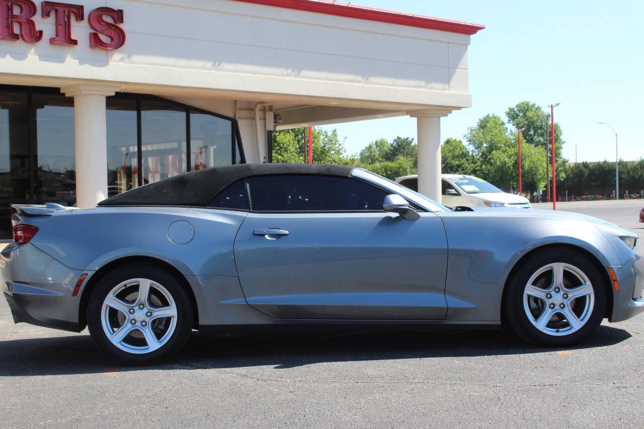 2020 Gray Chevrolet Camaro 1LT Convertible 8A (1G1FB3DX2L0) with an 2.0L I4 Turbocharger 2.0L I4 engine, Automatic 8-Speed transmission, located at 4301 NW 39th , Oklahoma City, OK, 73112, (405) 949-5600, 35.512135, -97.598671 - Hablamos espanol. SPEND SMART --- BUY FROM SUPER SPORTS. ALL PRICES, DOWN PAYMENTS, PAYMENTS, AND FINANCE TERMS ARE NEGOTIABLE AT THE TIME OF APPROVAL. WE WILL WORK WITH YOU TO FIT YOUR BUDGET. WE WILL EVEN LOWER AND ADJUST THE NUMBERS TO HELP MAKE THE VE HICLE MORE AFFORDABLE FOR YOU.- Photo#3