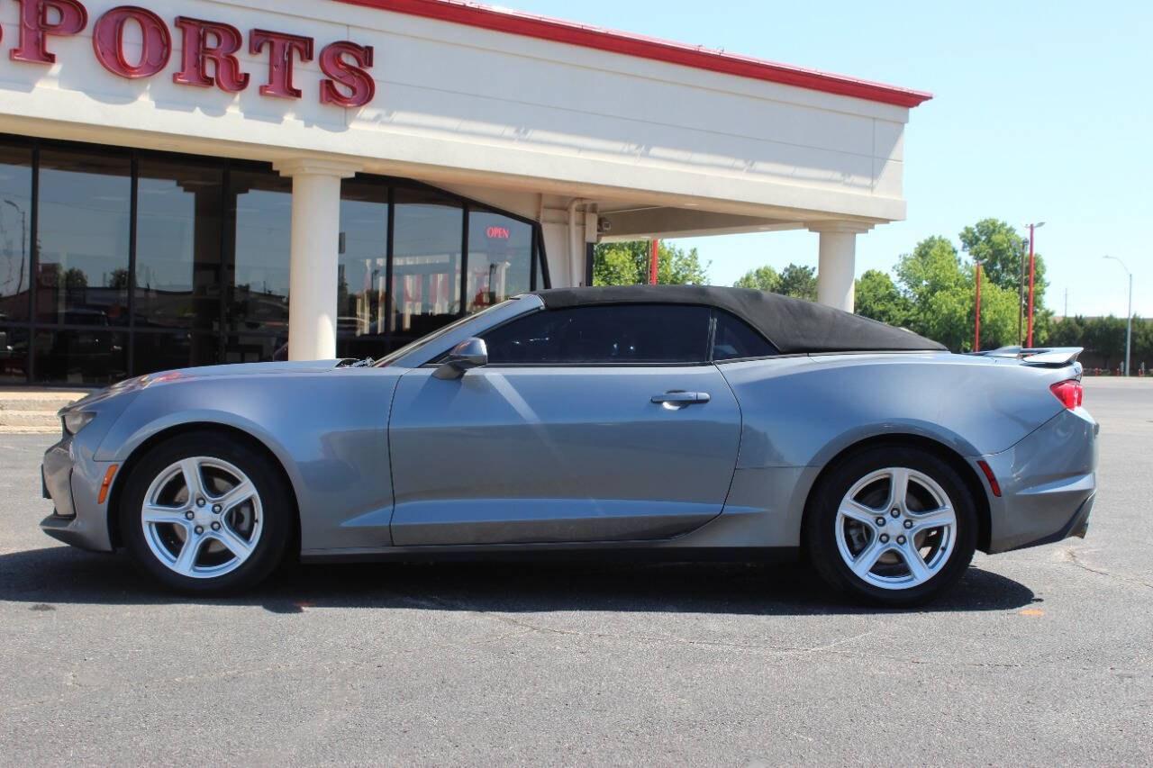 2020 Gray Chevrolet Camaro 1LT Convertible 8A (1G1FB3DX2L0) with an 2.0L I4 Turbocharger 2.0L I4 engine, Automatic 8-Speed transmission, located at 4301 NW 39th , Oklahoma City, OK, 73112, (405) 949-5600, 35.512135, -97.598671 - Hablamos espanol. SPEND SMART --- BUY FROM SUPER SPORTS. ALL PRICES, DOWN PAYMENTS, PAYMENTS, AND FINANCE TERMS ARE NEGOTIABLE AT THE TIME OF APPROVAL. WE WILL WORK WITH YOU TO FIT YOUR BUDGET. WE WILL EVEN LOWER AND ADJUST THE NUMBERS TO HELP MAKE THE VE HICLE MORE AFFORDABLE FOR YOU.- Photo#8