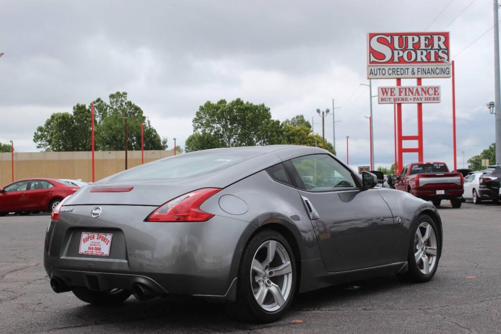 2011 Gray Nissan Z 370Z Coupe (JN1AZ4EHXBM) with an 3.7L V6 DOHC 24V engine, Automatic 7-Speed transmission, located at 4301 NW 39th , Oklahoma City, OK, 73112, (405) 949-5600, 35.512135, -97.598671 - NO DRIVERS LICENCE NO-FULL COVERAGE INSURANCE-NO CREDIT CHECK. COME ON OVER TO SUPERSPORTS AND TAKE A LOOK AND TEST DRIVE PLEASE GIVE US A CALL AT (405) 949-5600. NO LICENSIA DE MANEJAR- NO SEGURO DE COBERTURA TOTAL- NO VERIFICACCION DE CREDITO. POR FAVOR VENGAN A SUPERSPORTS, ECHE UN VIS - Photo#4