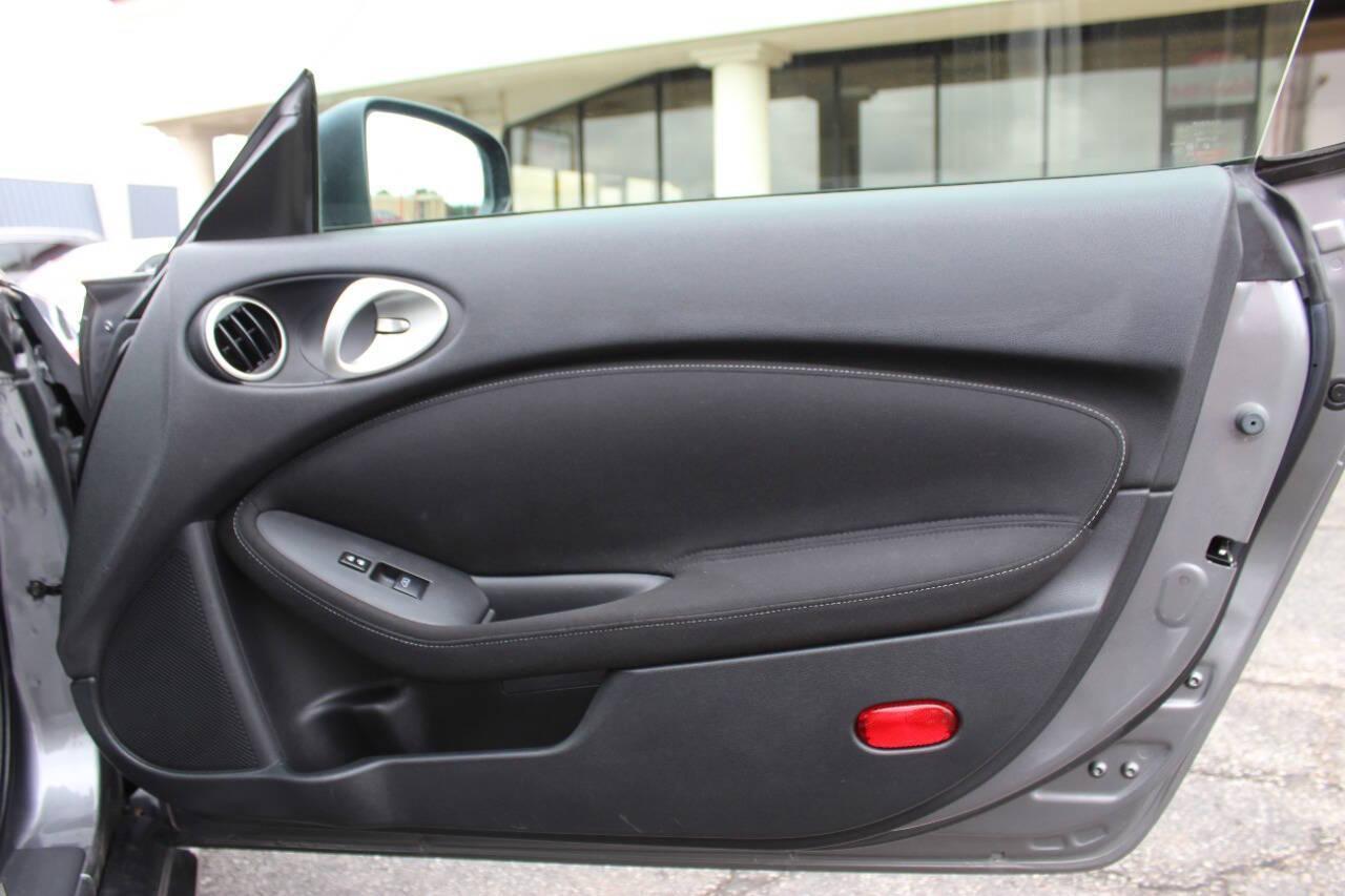 2011 Gray Nissan Z 370Z Coupe (JN1AZ4EHXBM) with an 3.7L V6 DOHC 24V engine, Automatic 7-Speed transmission, located at 4301 NW 39th , Oklahoma City, OK, 73112, (405) 949-5600, 35.512135, -97.598671 - NO DRIVERS LICENCE -NO FULL COVERAGE INSURANCE - NO CREDIT CHECK. COME ON OVER TO SUPERSPORTS, TAKE A LOOK AND TEST DRIVE. PLEASE GIVE US A CALL AT (405) 949-5600. NO LICENCIA DE CONDUCIR - NO SEGURO DE COBERTURA TOTAL - NO VERIFICACION DE CREDITO. VISITENOS EN SUPERSPORTS, MIRE NUESTRO - Photo#9