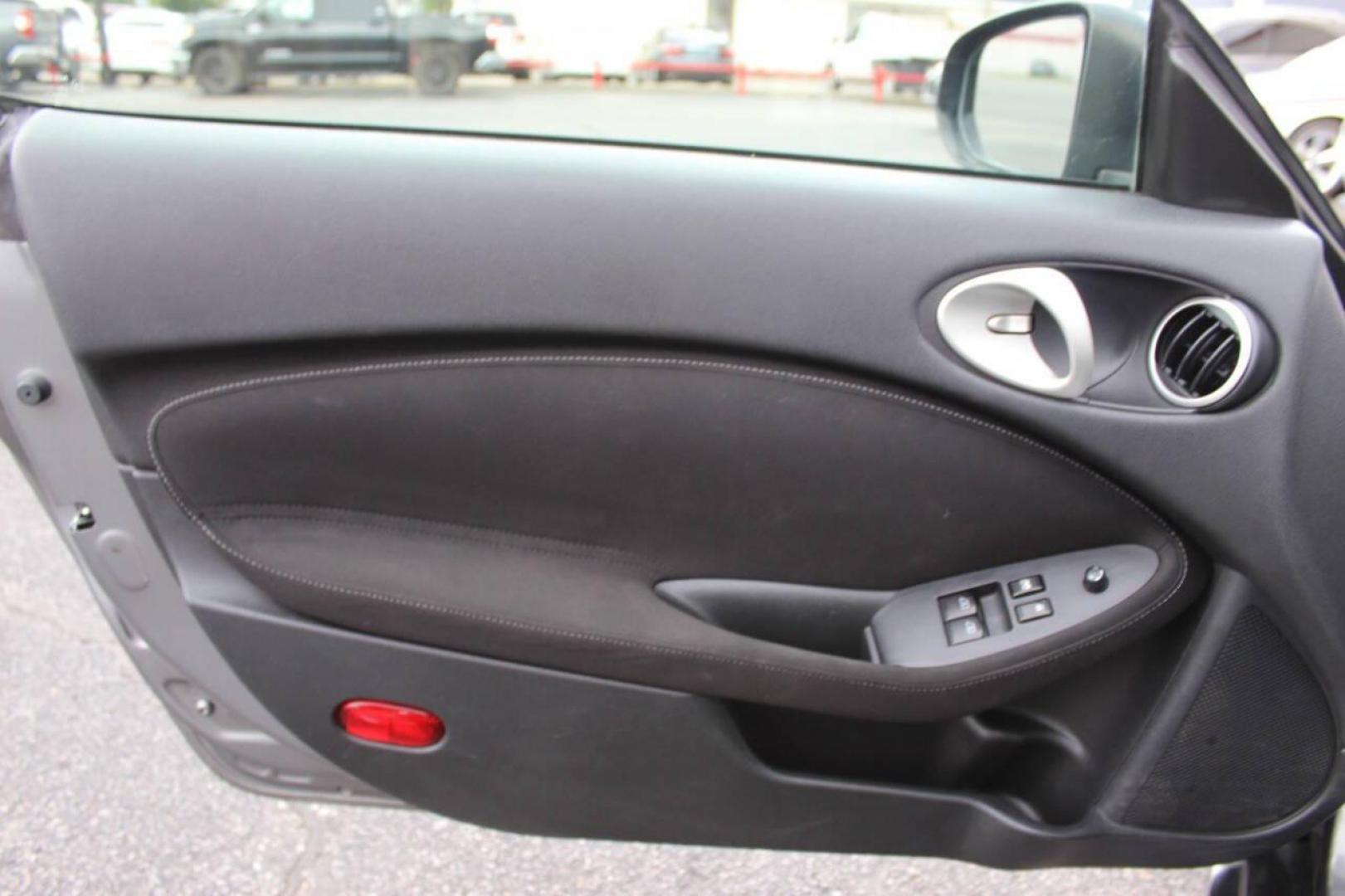 2011 Gray Nissan Z 370Z Coupe (JN1AZ4EHXBM) with an 3.7L V6 DOHC 24V engine, Automatic 7-Speed transmission, located at 4301 NW 39th , Oklahoma City, OK, 73112, (405) 949-5600, 35.512135, -97.598671 - NO DRIVERS LICENCE NO-FULL COVERAGE INSURANCE-NO CREDIT CHECK. COME ON OVER TO SUPERSPORTS AND TAKE A LOOK AND TEST DRIVE PLEASE GIVE US A CALL AT (405) 949-5600. NO LICENSIA DE MANEJAR- NO SEGURO DE COBERTURA TOTAL- NO VERIFICACCION DE CREDITO. POR FAVOR VENGAN A SUPERSPORTS, ECHE UN VIS - Photo#13