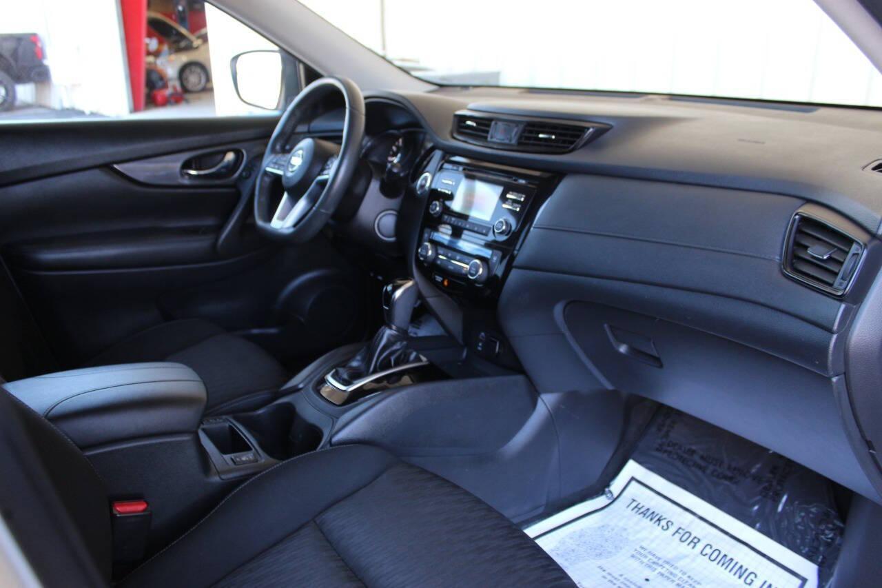 2017 White Nissan Rogue SL FWD (KNMAT2MT0HP) with an 2.5L L4 DOHC 16V engine, CVT transmission, located at 4301 NW 39th , Oklahoma City, OK, 73112, (405) 949-5600, 35.512135, -97.598671 - NO DRIVERS LICENCE -NO FULL COVERAGE INSURANCE - NO CREDIT CHECK. COME ON OVER TO SUPERSPORTS, TAKE A LOOK AND TEST DRIVE. PLEASE GIVE US A CALL AT (405) 949-5600. NO LICENCIA DE CONDUCIR - NO SEGURO DE COBERTURA TOTAL - NO VERIFICACION DE CREDITO. VISITENOS EN SUPERSPORTS, MIRE NUESTRO - Photo#8