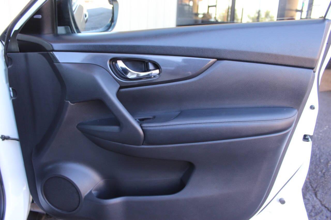 2017 White Nissan Rogue SL FWD (KNMAT2MT0HP) with an 2.5L L4 DOHC 16V engine, CVT transmission, located at 4301 NW 39th , Oklahoma City, OK, 73112, (405) 949-5600, 35.512135, -97.598671 - NO DRIVERS LICENCE -NO FULL COVERAGE INSURANCE - NO CREDIT CHECK. COME ON OVER TO SUPERSPORTS, TAKE A LOOK AND TEST DRIVE. PLEASE GIVE US A CALL AT (405) 949-5600. NO LICENCIA DE CONDUCIR - NO SEGURO DE COBERTURA TOTAL - NO VERIFICACION DE CREDITO. VISITENOS EN SUPERSPORTS, MIRE NUESTRO - Photo#9