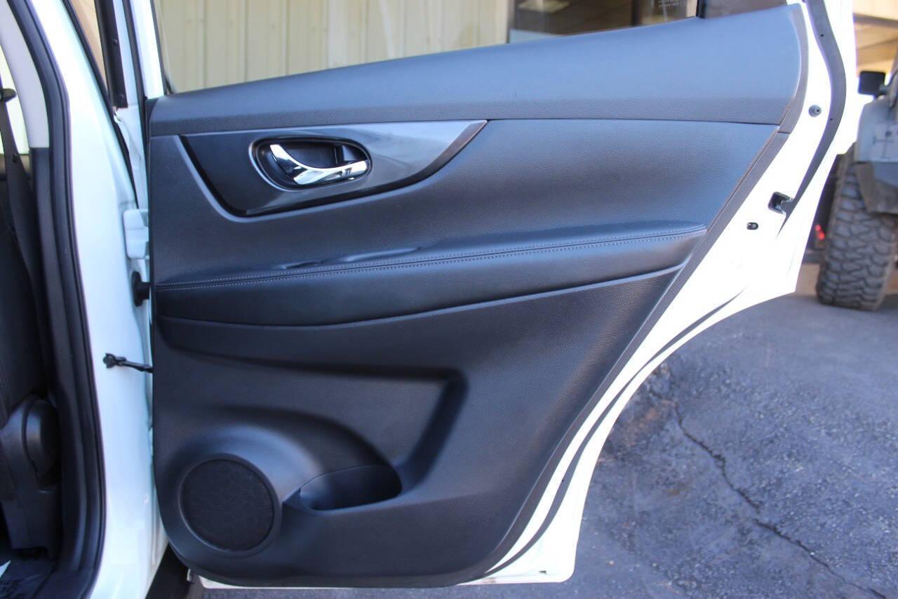 2017 White Nissan Rogue SL FWD (KNMAT2MT0HP) with an 2.5L L4 DOHC 16V engine, CVT transmission, located at 4301 NW 39th , Oklahoma City, OK, 73112, (405) 949-5600, 35.512135, -97.598671 - NO DRIVERS LICENCE -NO FULL COVERAGE INSURANCE - NO CREDIT CHECK. COME ON OVER TO SUPERSPORTS, TAKE A LOOK AND TEST DRIVE. PLEASE GIVE US A CALL AT (405) 949-5600. NO LICENCIA DE CONDUCIR - NO SEGURO DE COBERTURA TOTAL - NO VERIFICACION DE CREDITO. VISITENOS EN SUPERSPORTS, MIRE NUESTRO - Photo#12