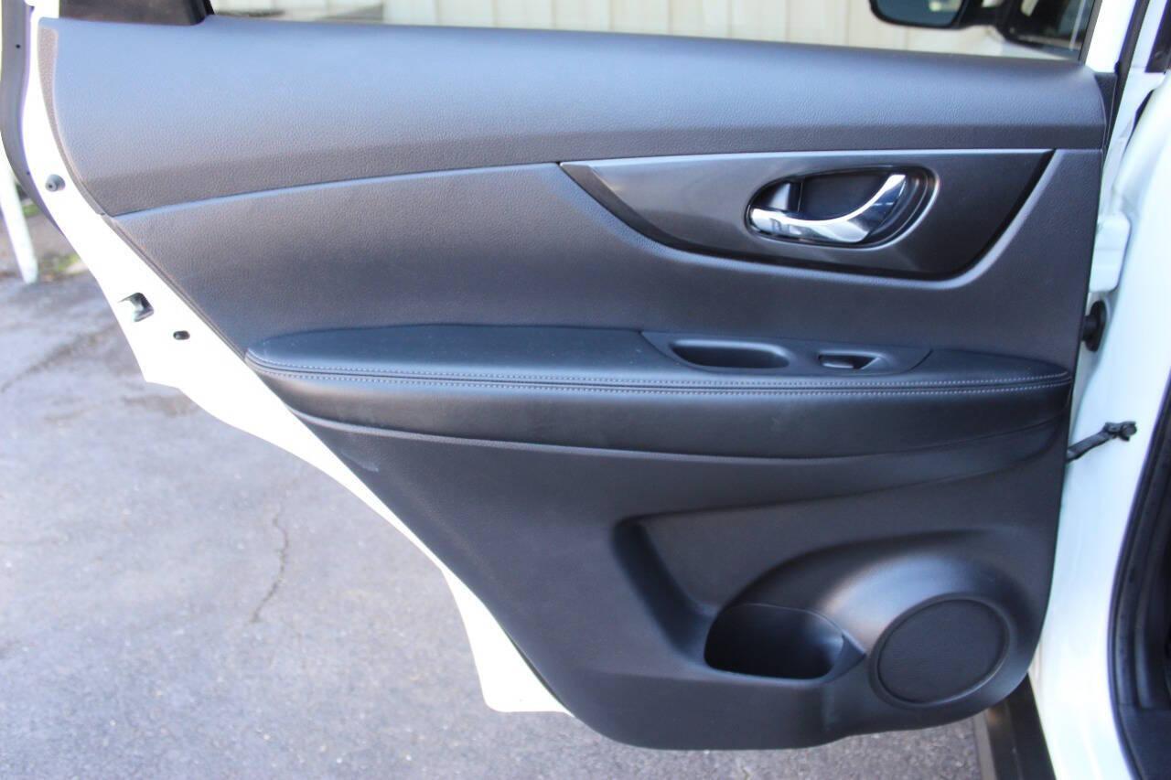 2017 White Nissan Rogue SL FWD (KNMAT2MT0HP) with an 2.5L L4 DOHC 16V engine, CVT transmission, located at 4301 NW 39th , Oklahoma City, OK, 73112, (405) 949-5600, 35.512135, -97.598671 - NO DRIVERS LICENCE -NO FULL COVERAGE INSURANCE - NO CREDIT CHECK. COME ON OVER TO SUPERSPORTS, TAKE A LOOK AND TEST DRIVE. PLEASE GIVE US A CALL AT (405) 949-5600. NO LICENCIA DE CONDUCIR - NO SEGURO DE COBERTURA TOTAL - NO VERIFICACION DE CREDITO. VISITENOS EN SUPERSPORTS, MIRE NUESTRO - Photo#15