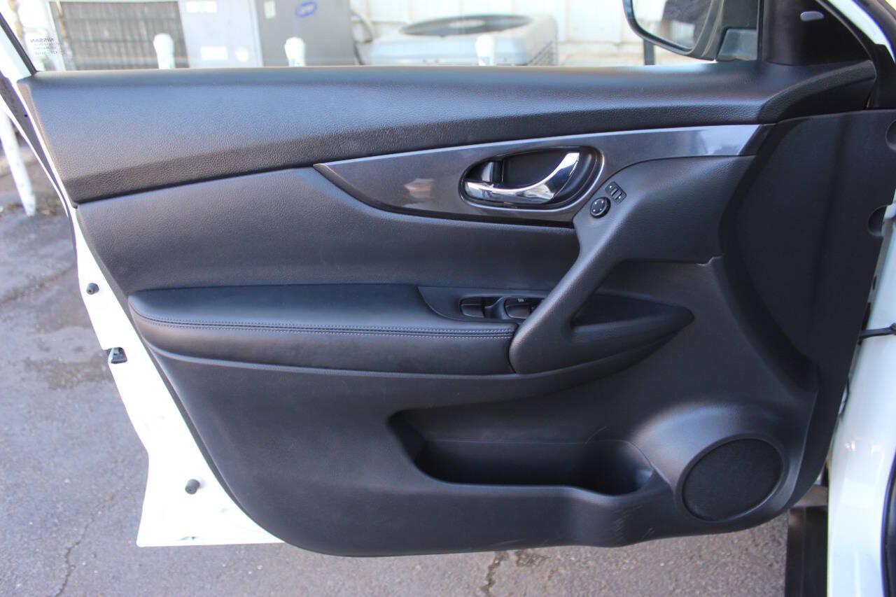 2017 White Nissan Rogue SL FWD (KNMAT2MT0HP) with an 2.5L L4 DOHC 16V engine, CVT transmission, located at 4301 NW 39th , Oklahoma City, OK, 73112, (405) 949-5600, 35.512135, -97.598671 - NO DRIVERS LICENCE -NO FULL COVERAGE INSURANCE - NO CREDIT CHECK. COME ON OVER TO SUPERSPORTS, TAKE A LOOK AND TEST DRIVE. PLEASE GIVE US A CALL AT (405) 949-5600. NO LICENCIA DE CONDUCIR - NO SEGURO DE COBERTURA TOTAL - NO VERIFICACION DE CREDITO. VISITENOS EN SUPERSPORTS, MIRE NUESTRO - Photo#17