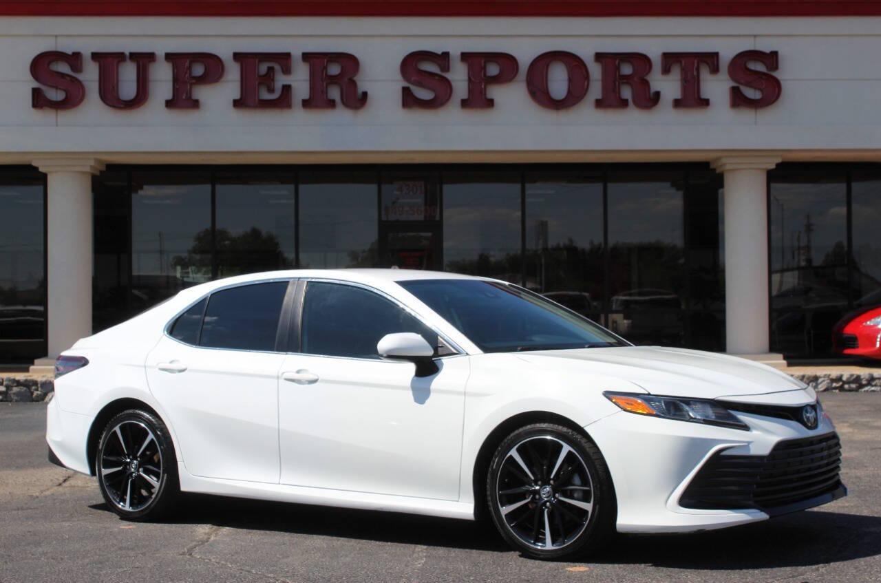 2021 White Toyota Camry LE (4T1C11AK9MU) with an 2.5L L4 DOHC 16V engine, 8A transmission, located at 4301 NW 39th , Oklahoma City, OK, 73112, (405) 949-5600, 35.512135, -97.598671 - NO DRIVERS LICENCE -NO FULL COVERAGE INSURANCE - NO CREDIT CHECK. COME ON OVER TO SUPERSPORTS, TAKE A LOOK AND TEST DRIVE. PLEASE GIVE US A CALL AT (405) 949-5600. NO LICENCIA DE CONDUCIR - NO SEGURO DE COBERTURA TOTAL - NO VERIFICACION DE CREDITO. VISITENOS EN SUPERSPORTS, MIRE NUESTRO - Photo#0