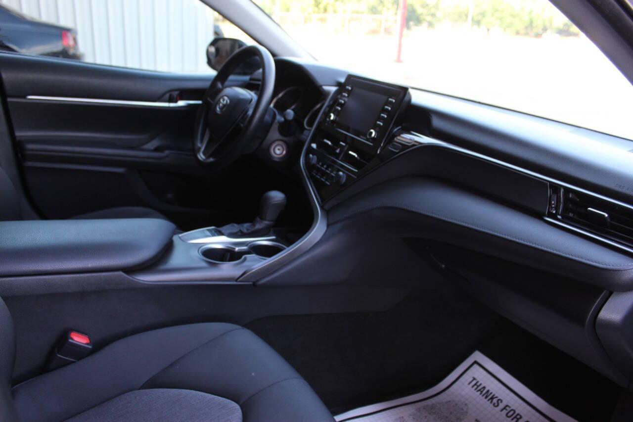 2021 White Toyota Camry LE (4T1C11AK9MU) with an 2.5L L4 DOHC 16V engine, 8A transmission, located at 4301 NW 39th , Oklahoma City, OK, 73112, (405) 949-5600, 35.512135, -97.598671 - NO DRIVERS LICENCE -NO FULL COVERAGE INSURANCE - NO CREDIT CHECK. COME ON OVER TO SUPERSPORTS, TAKE A LOOK AND TEST DRIVE. PLEASE GIVE US A CALL AT (405) 949-5600. NO LICENCIA DE CONDUCIR - NO SEGURO DE COBERTURA TOTAL - NO VERIFICACION DE CREDITO. VISITENOS EN SUPERSPORTS, MIRE NUESTRO - Photo#8