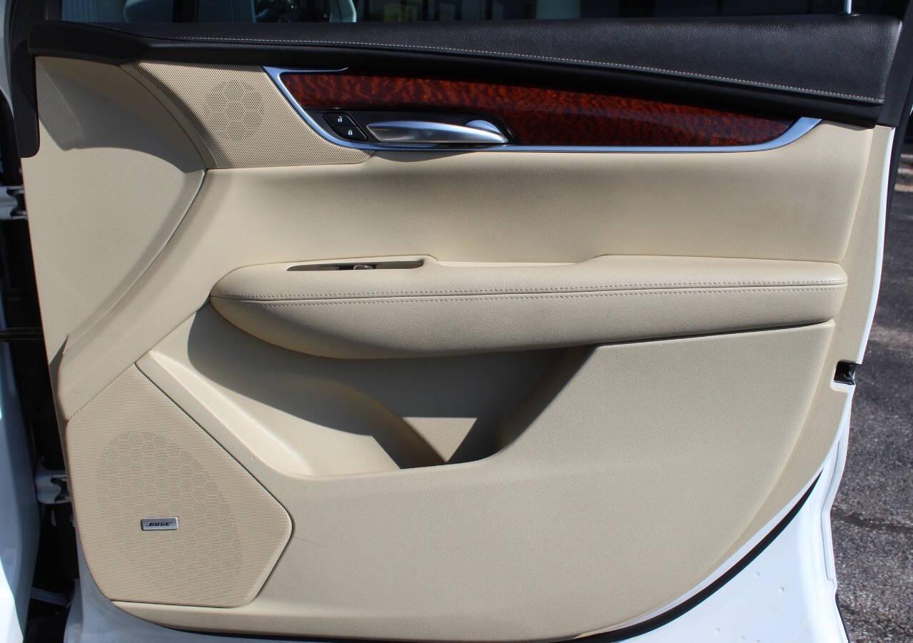 2019 White Cadillac XT5 Luxury (1GYKNCRS1KZ) with an 3.6L V6 DOHC 24V engine, 8A transmission, located at 4301 NW 39th , Oklahoma City, OK, 73112, (405) 949-5600, 35.512135, -97.598671 - NO DRIVERS LICENCE -NO FULL COVERAGE INSURANCE- NO CREDIT CHECK. COME ON OVER TO SUPERSPORTS, TAKE A LOOK AND TEST DRIVE. PLEASE GIVE US A CALL AT (405) 949-5600. NO LICENCIA DE CONDUCIR - NO SEGURO DE COBERTURA TOTAL - NO VERIFICACION DE CREDITO. VISITENOS EN SUPERSPORTS, MIRE NUESTRO - Photo#9