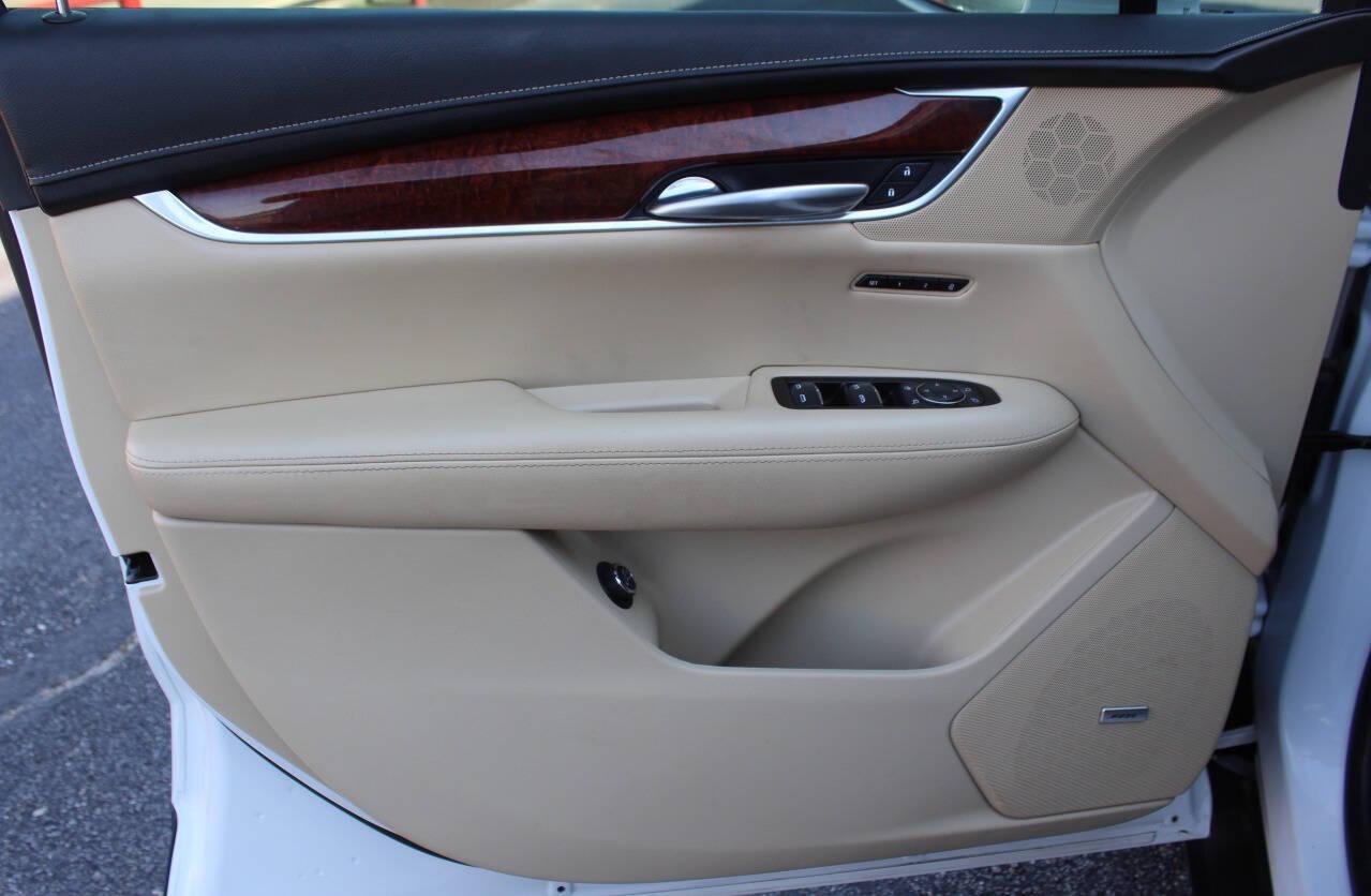 2019 White Cadillac XT5 Luxury (1GYKNCRS1KZ) with an 3.6L V6 DOHC 24V engine, 8A transmission, located at 4301 NW 39th , Oklahoma City, OK, 73112, (405) 949-5600, 35.512135, -97.598671 - NO DRIVERS LICENCE -NO FULL COVERAGE INSURANCE- NO CREDIT CHECK. COME ON OVER TO SUPERSPORTS, TAKE A LOOK AND TEST DRIVE. PLEASE GIVE US A CALL AT (405) 949-5600. NO LICENCIA DE CONDUCIR - NO SEGURO DE COBERTURA TOTAL - NO VERIFICACION DE CREDITO. VISITENOS EN SUPERSPORTS, MIRE NUESTRO - Photo#16