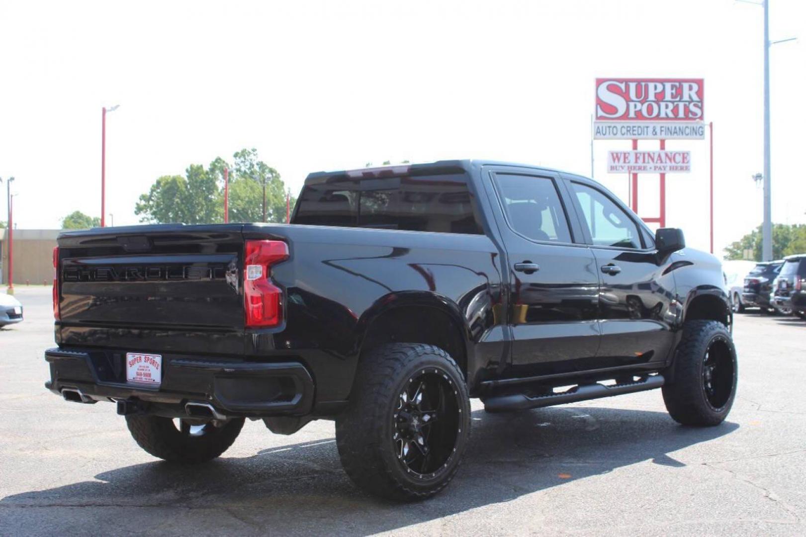 2020 Black Chevrolet Silverado 1500 LT Trail Boss Crew Cab Long Box 4WD (3GCPYFED1LG) with an 5.3L V8 OHV 16V engine, 6A transmission, located at 4301 NW 39th , Oklahoma City, OK, 73112, (405) 949-5600, 35.512135, -97.598671 - NO DRIVERS LICENCE -NO FULL COVERAGE INSURANCE-NO CREDIT CHECK. COME ON OVER TO SUPERSPORTS, TAKE A LOOK AND TEST DRIVE. PLEASE GIVE US A CALL AT (405) 949-5600. NO LICENCIA DE CONDUCIR- NO SEGURO DE COBERTURA TOTAL- NO VERIFICACION DE CREDITO. VENGAN A SUPERSPORTS, MIRE NUESTRO INVENTA - Photo#4