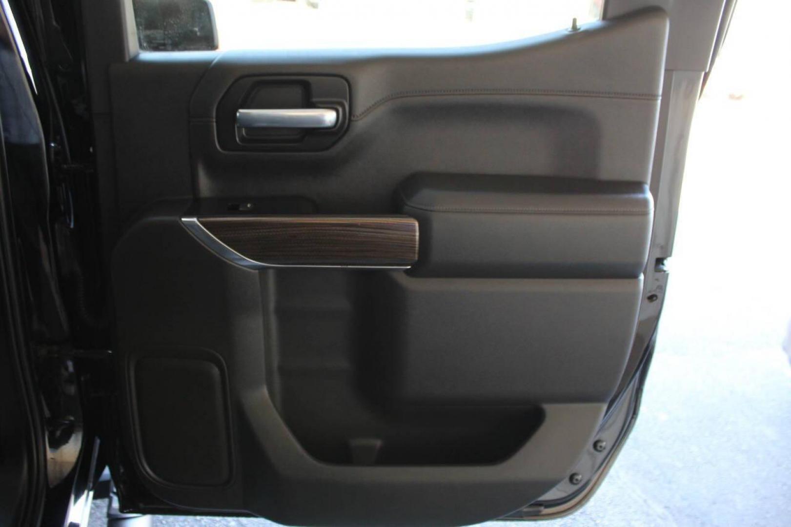2020 Black Chevrolet Silverado 1500 LT Trail Boss Crew Cab Long Box 4WD (3GCPYFED1LG) with an 5.3L V8 OHV 16V engine, 6A transmission, located at 4301 NW 39th , Oklahoma City, OK, 73112, (405) 949-5600, 35.512135, -97.598671 - NO DRIVERS LICENCE -NO FULL COVERAGE INSURANCE-NO CREDIT CHECK. COME ON OVER TO SUPERSPORTS, TAKE A LOOK AND TEST DRIVE. PLEASE GIVE US A CALL AT (405) 949-5600. NO LICENCIA DE CONDUCIR- NO SEGURO DE COBERTURA TOTAL- NO VERIFICACION DE CREDITO. VENGAN A SUPERSPORTS, MIRE NUESTRO INVENTA - Photo#11