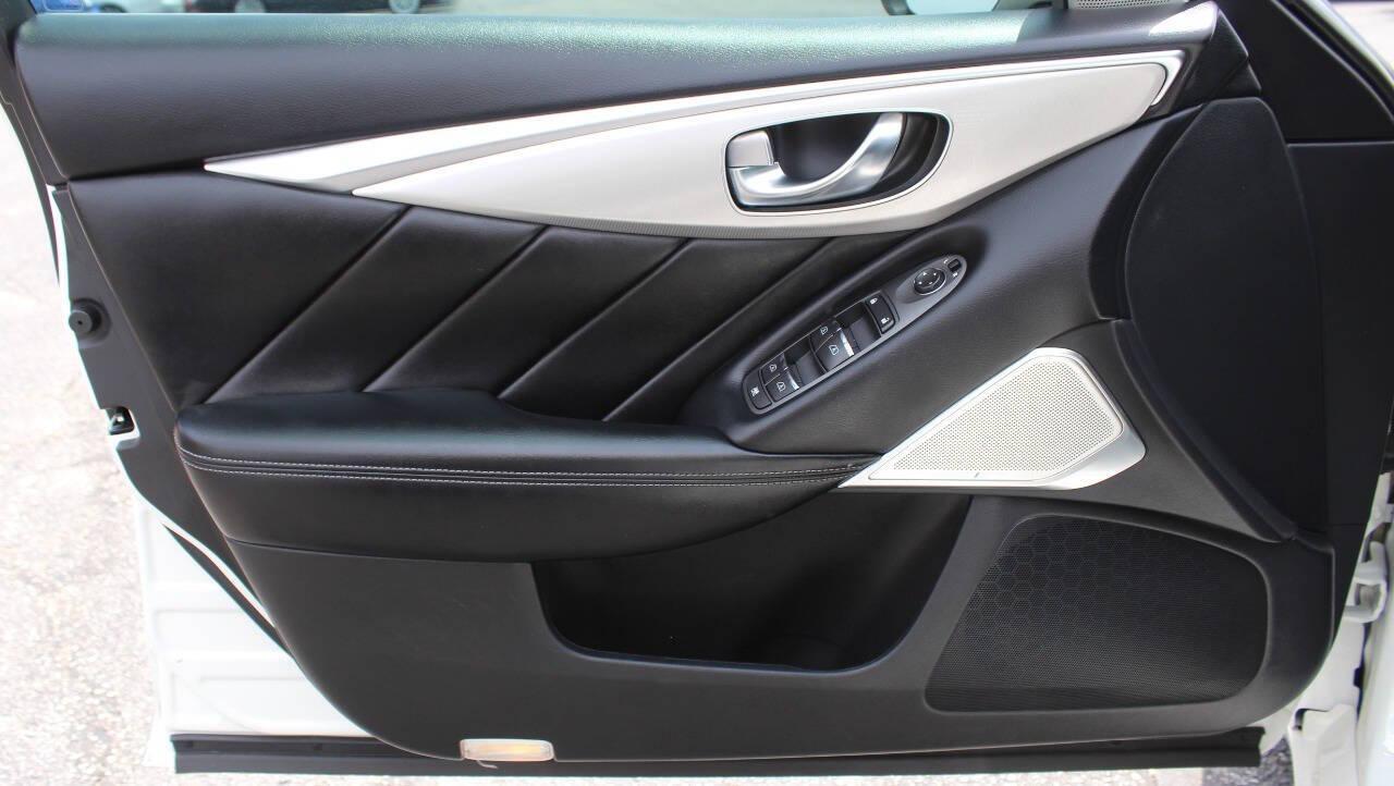 2021 White Infiniti Q50 3.0t Luxe (JN1EV7BP9MM) with an 3.0L V6 DOHC 24V TURBO engine, 7A transmission, located at 4301 NW 39th , Oklahoma City, OK, 73112, (405) 949-5600, 35.512135, -97.598671 - NO DRIVERS LICENCE -NO FULL COVERAGE INSURANCE- NO CREDIT CHECK. COME ON OVER TO SUPERSPORTS, TAKE A LOOK AND TEST DRIVE. PLEASE GIVE US A CALL AT (405) 949-5600. NO LICENCIA DE CONDUCIR - NO SEGURO DE COBERTURA TOTAL - NO VERIFICACION DE CREDITO. VISITENOS EN SUPERSPORTS, MIRE NUESTRO - Photo#13