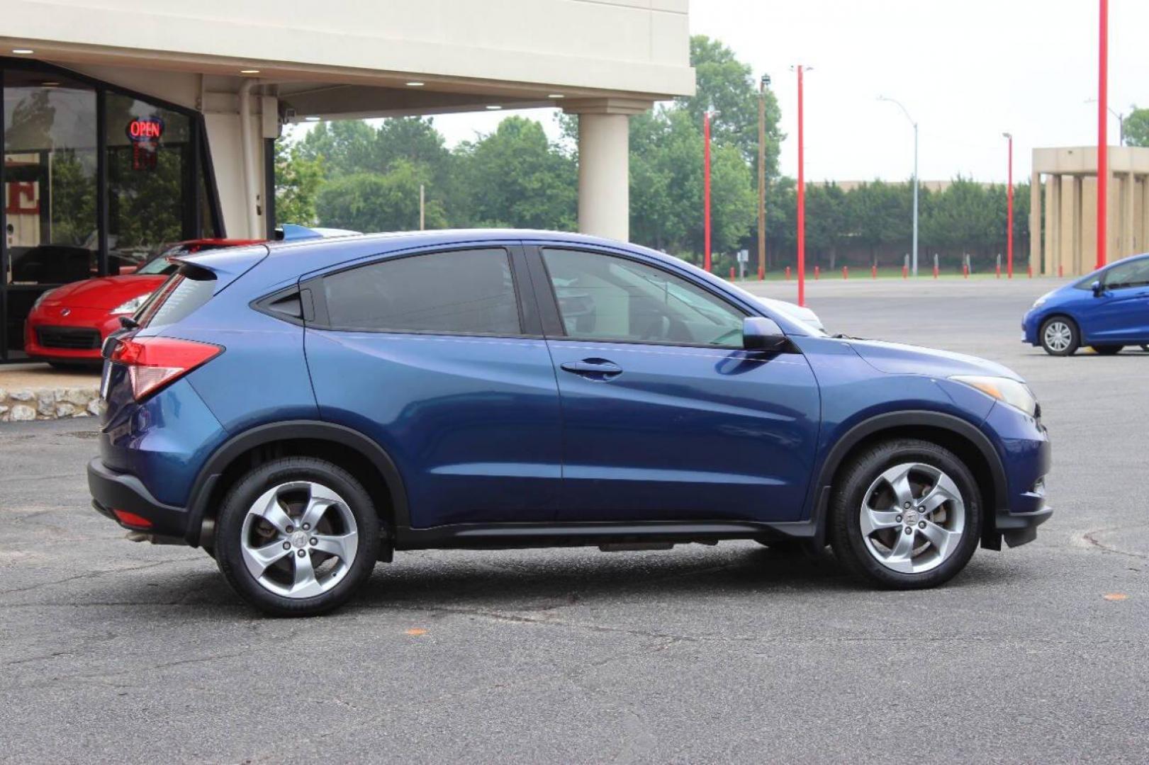 2017 Blue Honda HR-V LX 2WD CVT (3CZRU5H39HM) with an 1.8L L4 DOHC 16V engine, CVT transmission, located at 4301 NW 39th , Oklahoma City, OK, 73112, (405) 949-5600, 35.512135, -97.598671 - NO DRIVERS LICENCE NO - FULL COVERAGE INSURANCE - NO CREDIT CHECK. COME ON OVER TO SUPERSPORTS AND TAKE A LOOK AND TEST DRIVE. PLEASE GIVE US A CALL AT (405) 949-5600. NO LICENCIA DE CONDUCIR - NO SEGURO DE COBERTURA TOTAL - NO VERIFICACION DE CREDITO. VISITENOS EN SUPERSPORTS, MIRE NUE - Photo#3