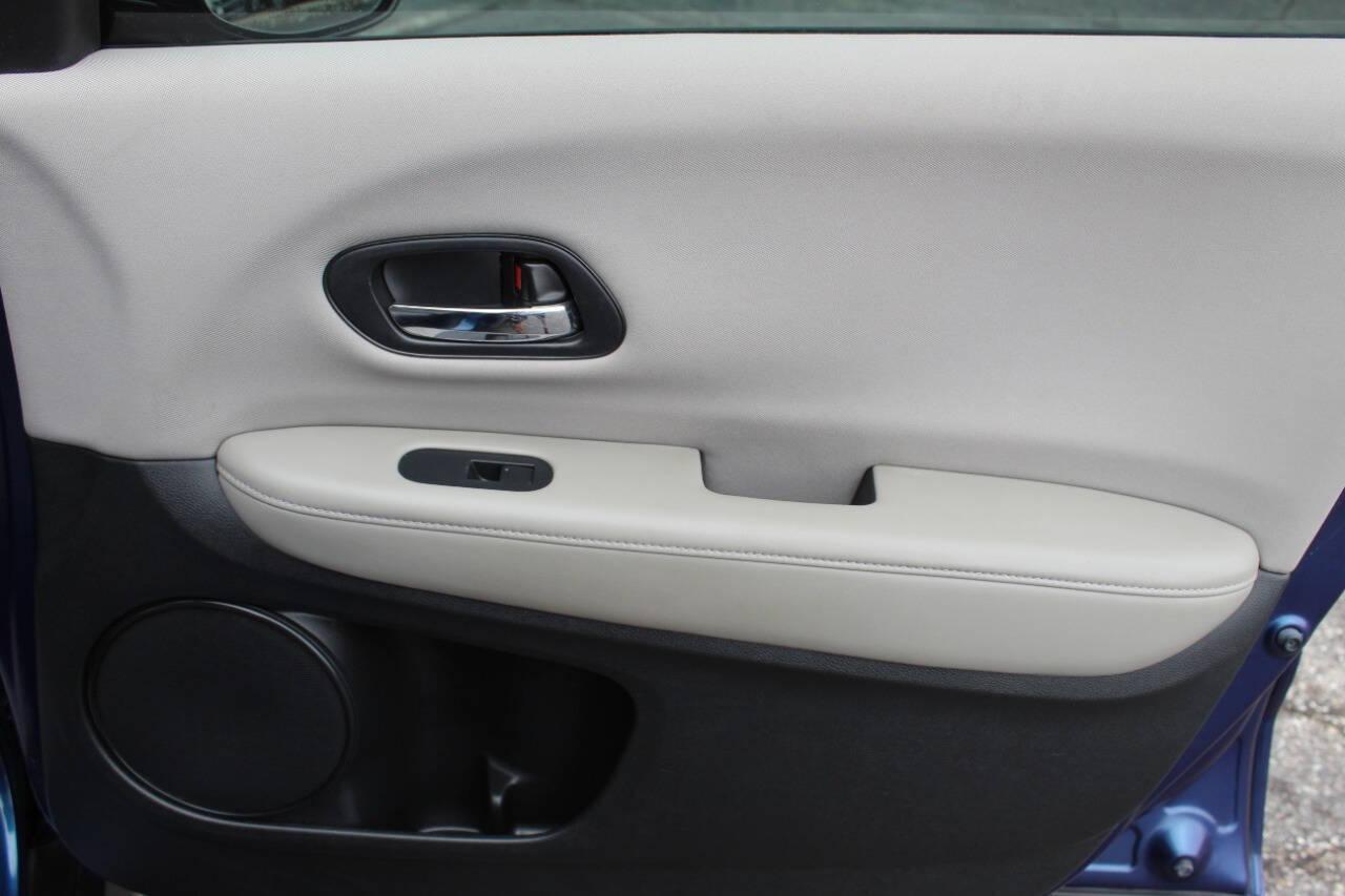 2017 Blue Honda HR-V LX 2WD CVT (3CZRU5H39HM) with an 1.8L L4 DOHC 16V engine, CVT transmission, located at 4301 NW 39th , Oklahoma City, OK, 73112, (405) 949-5600, 35.512135, -97.598671 - NO DRIVERS LICENCE NO - FULL COVERAGE INSURANCE - NO CREDIT CHECK. COME ON OVER TO SUPERSPORTS AND TAKE A LOOK AND TEST DRIVE. PLEASE GIVE US A CALL AT (405) 949-5600. NO LICENCIA DE CONDUCIR - NO SEGURO DE COBERTURA TOTAL - NO VERIFICACION DE CREDITO. VISITENOS EN SUPERSPORTS, MIRE NUE - Photo#9