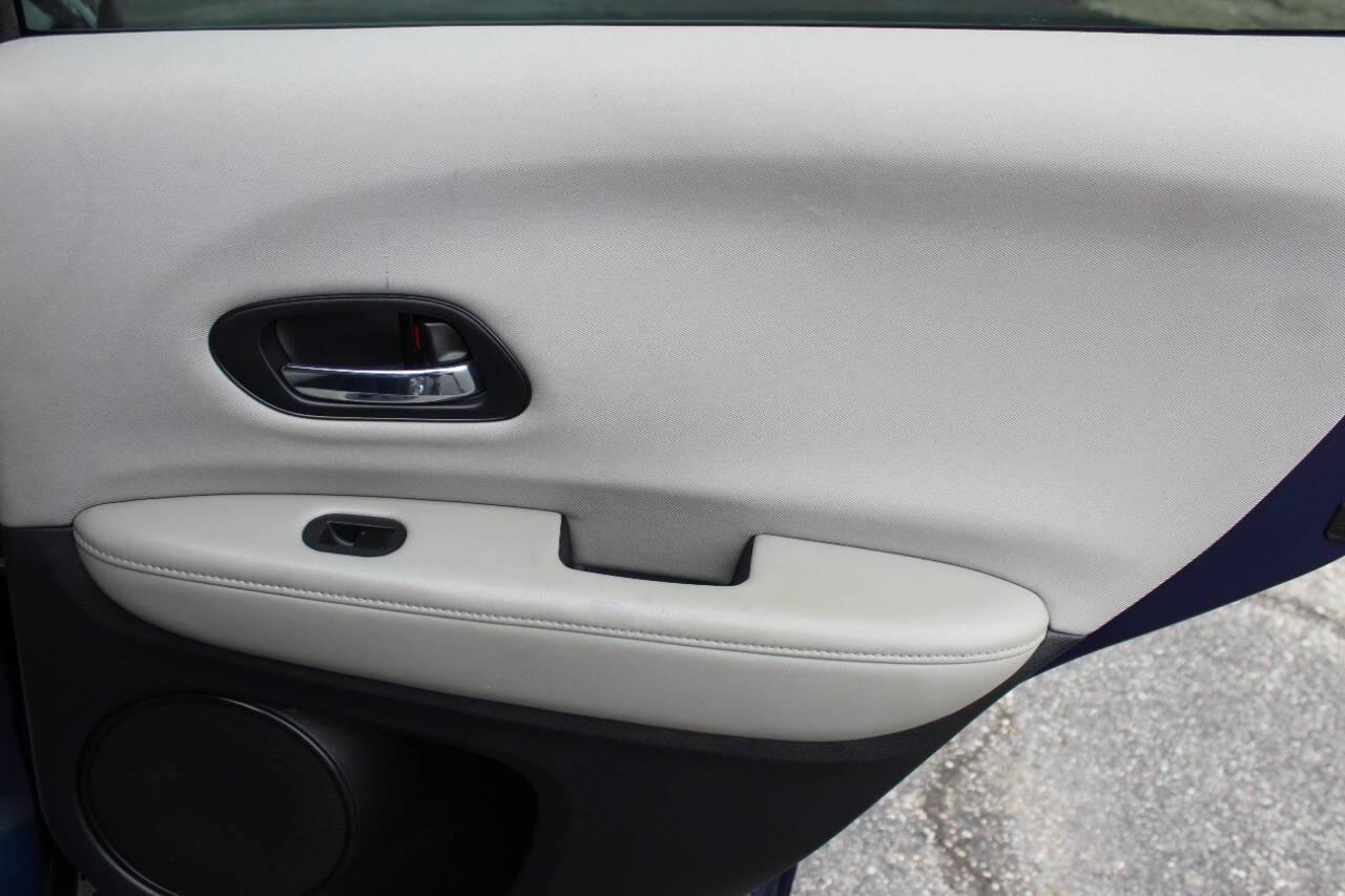 2017 Blue Honda HR-V LX 2WD CVT (3CZRU5H39HM) with an 1.8L L4 DOHC 16V engine, CVT transmission, located at 4301 NW 39th , Oklahoma City, OK, 73112, (405) 949-5600, 35.512135, -97.598671 - NO DRIVERS LICENCE NO - FULL COVERAGE INSURANCE - NO CREDIT CHECK. COME ON OVER TO SUPERSPORTS AND TAKE A LOOK AND TEST DRIVE. PLEASE GIVE US A CALL AT (405) 949-5600. NO LICENCIA DE CONDUCIR - NO SEGURO DE COBERTURA TOTAL - NO VERIFICACION DE CREDITO. VISITENOS EN SUPERSPORTS, MIRE NUE - Photo#11