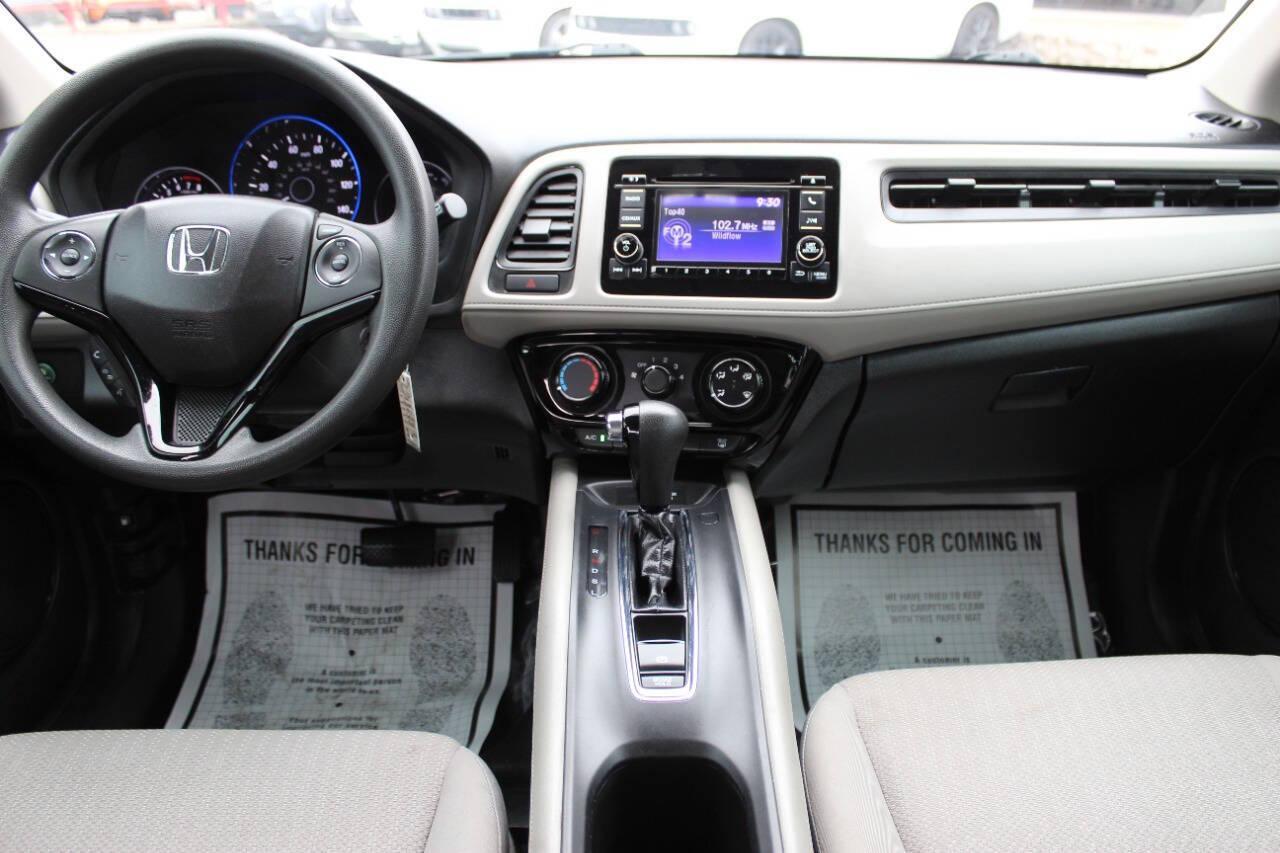 2017 Blue Honda HR-V LX 2WD CVT (3CZRU5H39HM) with an 1.8L L4 DOHC 16V engine, CVT transmission, located at 4301 NW 39th , Oklahoma City, OK, 73112, (405) 949-5600, 35.512135, -97.598671 - NO DRIVERS LICENCE NO - FULL COVERAGE INSURANCE - NO CREDIT CHECK. COME ON OVER TO SUPERSPORTS AND TAKE A LOOK AND TEST DRIVE. PLEASE GIVE US A CALL AT (405) 949-5600. NO LICENCIA DE CONDUCIR - NO SEGURO DE COBERTURA TOTAL - NO VERIFICACION DE CREDITO. VISITENOS EN SUPERSPORTS, MIRE NUE - Photo#17