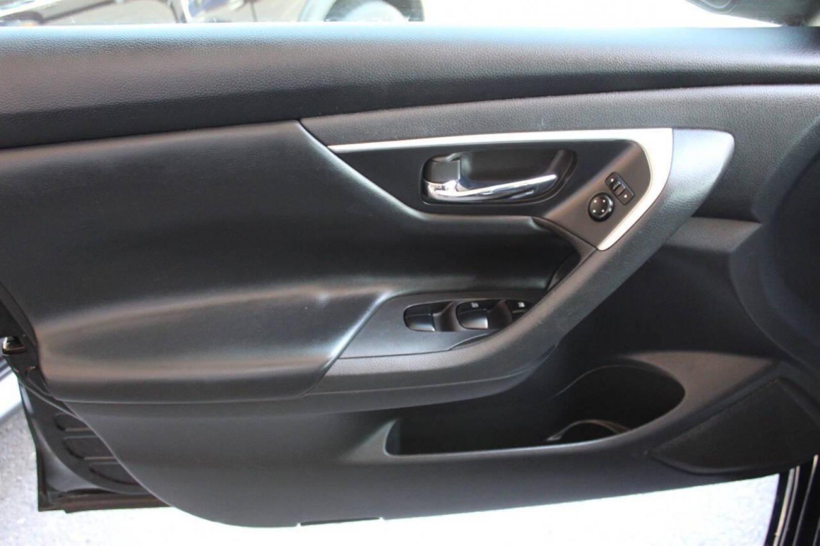 2017 Black Nissan Altima 2.5 S (1N4AL3AP8HN) with an 2.5L L4 DOHC 16V engine, CVT transmission, located at 4301 NW 39th , Oklahoma City, OK, 73112, (405) 949-5600, 35.512135, -97.598671 - NO DRIVERS LICENCE -NO FULL COVERAGE INSURANCE - NO CREDIT CHECK. COME ON OVER TO SUPERSPORTS, TAKE A LOOK AND TEST DRIVE. PLEASE GIVE US A CALL AT (405) 949-5600. NO LICENCIA DE CONDUCIR - NO SEGURO DE COBERTURA TOTAL - NO VERIFICACION DE CREDITO. VISITENOS EN SUPERSPORTS, MIRE NUESTRO - Photo#17