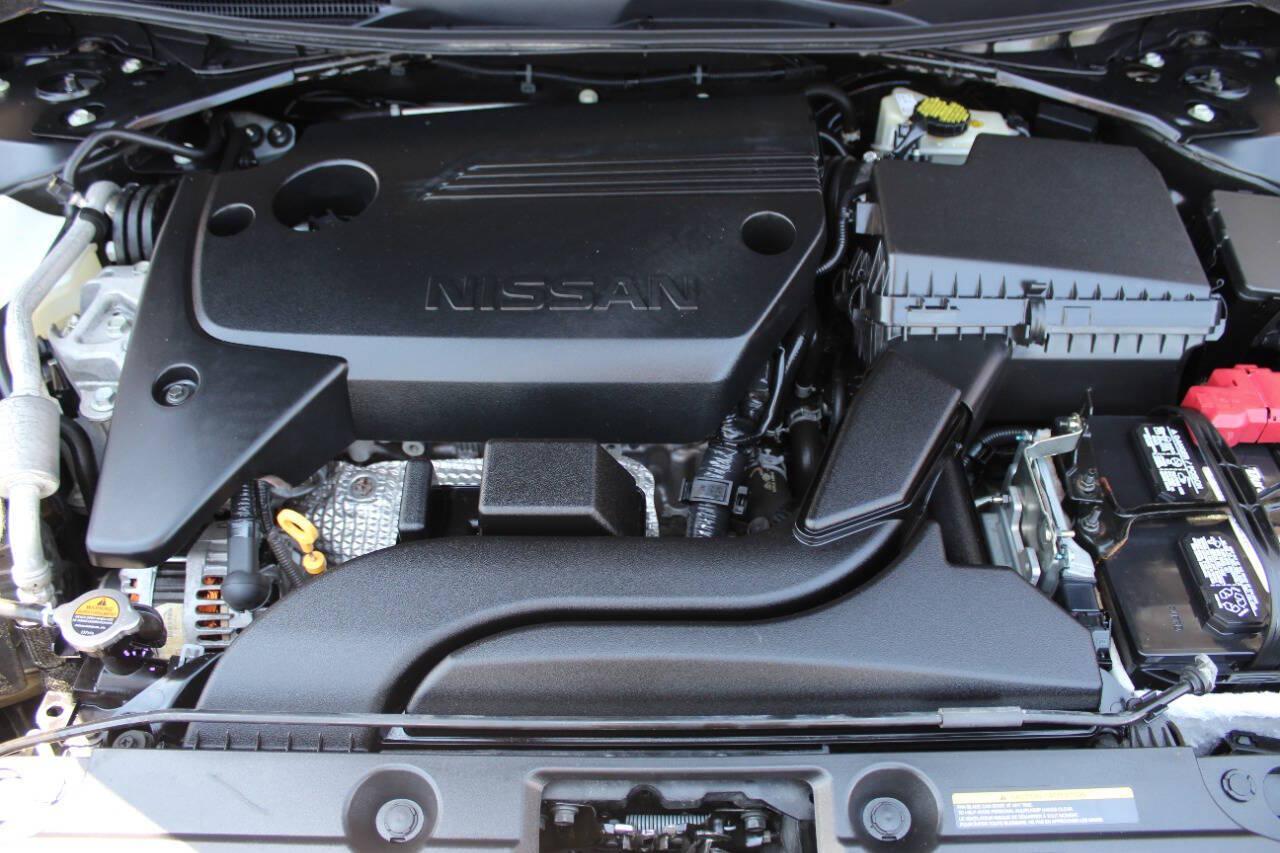 2017 Black Nissan Altima 2.5 S (1N4AL3AP8HN) with an 2.5L I4 2.5L I4 engine, CVT transmission, located at 4301 NW 39th , Oklahoma City, OK, 73112, (405) 949-5600, 35.512135, -97.598671 - Hablamos espanol. SPEND SMART --- BUY FROM SUPER SPORTS. ALL PRICES, DOWN PAYMENTS, PAYMENTS, AND FINANCE TERMS ARE NEGOTIABLE AT THE TIME OF APPROVAL. WE WILL WORK WITH YOU TO FIT YOUR BUDGET. WE WILL EVEN LOWER AND ADJUST THE NUMBERS TO HELP MAKE THE VEHICLE MORE AFFORDABLE FOR YOU.- Photo#7