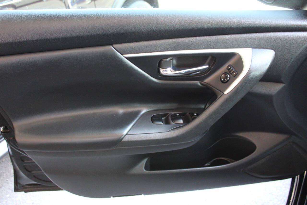 2017 Black Nissan Altima 2.5 S (1N4AL3AP8HN) with an 2.5L I4 2.5L I4 engine, CVT transmission, located at 4301 NW 39th , Oklahoma City, OK, 73112, (405) 949-5600, 35.512135, -97.598671 - Hablamos espanol. SPEND SMART --- BUY FROM SUPER SPORTS. ALL PRICES, DOWN PAYMENTS, PAYMENTS, AND FINANCE TERMS ARE NEGOTIABLE AT THE TIME OF APPROVAL. WE WILL WORK WITH YOU TO FIT YOUR BUDGET. WE WILL EVEN LOWER AND ADJUST THE NUMBERS TO HELP MAKE THE VEHICLE MORE AFFORDABLE FOR YOU.- Photo#16