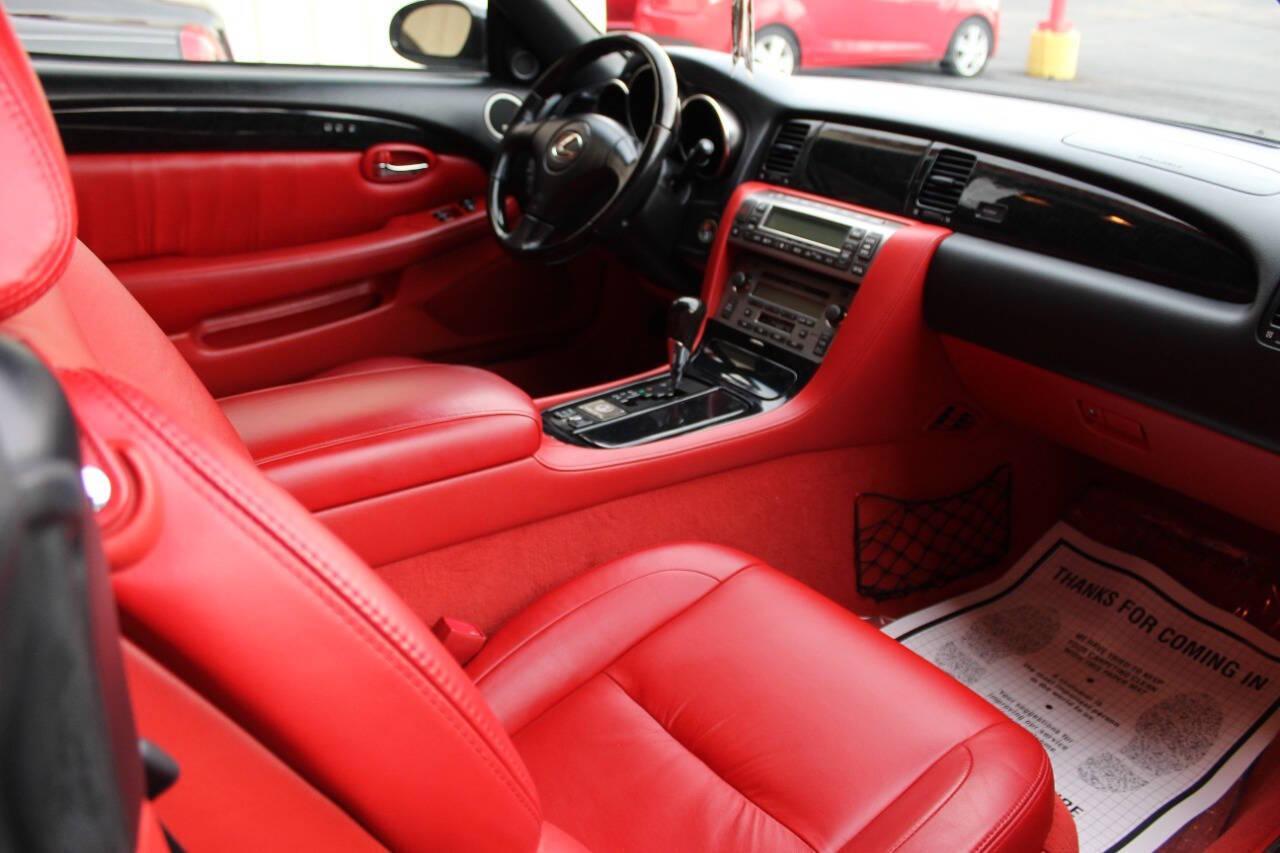 2005 Black Lexus SC 430 Convertible (JTHFN48YX50) with an 4.3L V8 4.3L V8 engine, Automatic 5-Speed transmission, located at 4301 NW 39th , Oklahoma City, OK, 73112, (405) 949-5600, 35.512135, -97.598671 - NO DRIVERS LICENCE -NO FULL COVERAGE INSURANCE - NO CREDIT CHECK. COME ON OVER TO SUPERSPORTS, TAKE A LOOK AND TEST DRIVE . PLEASE GIVE US A CALL AT (405) 949-5600. NO LICENCIA DE CONDUCIR - NO SEGURO DE COBERTURA TOTAL - NO VERIFICACION DE CREDITO. VISITENOS EN SUPERSPORTS, MIRE NUESTR - Photo#13