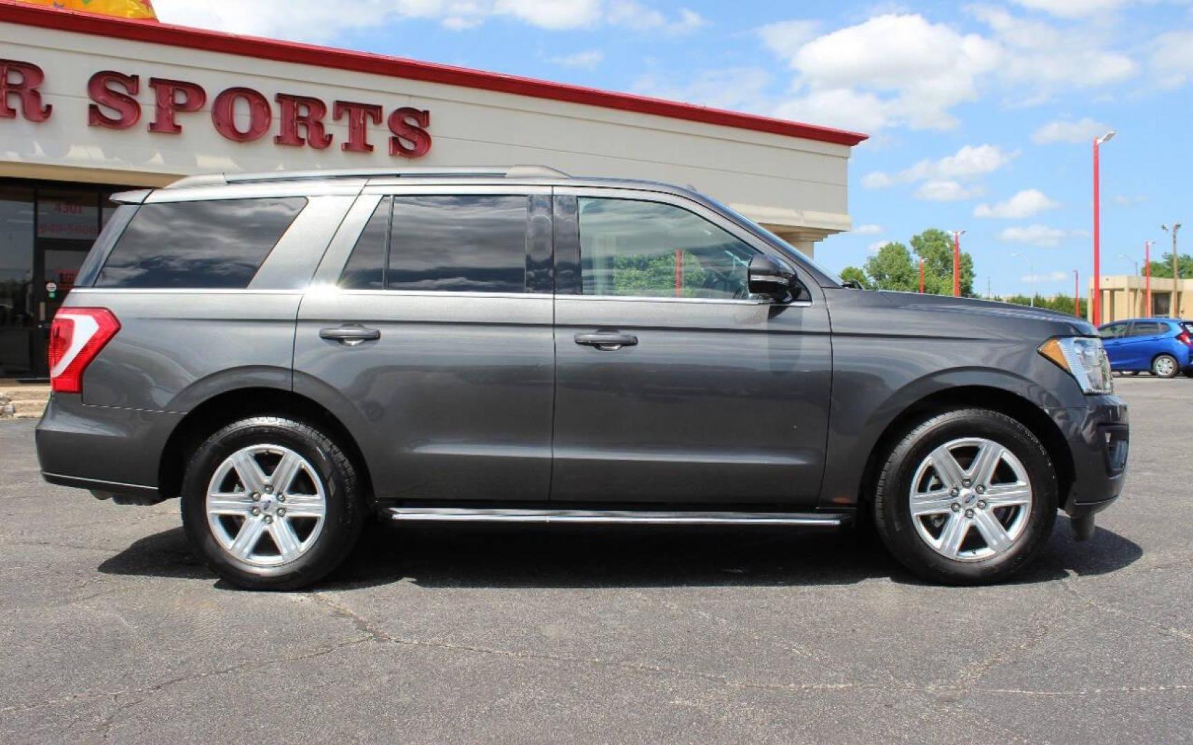 2018 Silver Ford Expedition XLT 2WD (1FMJU1HT6JE) with an 3.5L V6 DOHC 24V FFV engine, 6A transmission, located at 4301 NW 39th , Oklahoma City, OK, 73112, (405) 949-5600, 35.512135, -97.598671 - NO DRIVERS LICENCE -NO FULL COVERAGE INSURANCE - NO CREDIT CHECK. COME ON OVER TO SUPERSPORTS, TAKE A LOOK AND TEST DRIVE. PLEASE GIVE US A CALL AT (405) 949-5600. NO LICENCIA DE CONDUCIR - NO SEGURO DE COBERTURA TOTAL - NO VERIFICACION DE CREDITO. VISITENOS EN SUPERSPORTS, MIRE NUESTRO - Photo#3