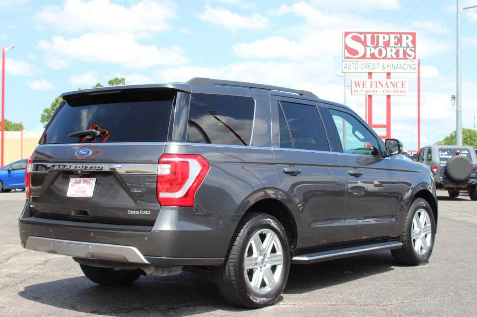 2018 Silver Ford Expedition XLT 2WD (1FMJU1HT6JE) with an 3.5L V6 DOHC 24V FFV engine, 6A transmission, located at 4301 NW 39th , Oklahoma City, OK, 73112, (405) 949-5600, 35.512135, -97.598671 - NO DRIVERS LICENCE -NO FULL COVERAGE INSURANCE - NO CREDIT CHECK. COME ON OVER TO SUPERSPORTS, TAKE A LOOK AND TEST DRIVE. PLEASE GIVE US A CALL AT (405) 949-5600. NO LICENCIA DE CONDUCIR - NO SEGURO DE COBERTURA TOTAL - NO VERIFICACION DE CREDITO. VISITENOS EN SUPERSPORTS, MIRE NUESTRO - Photo#4