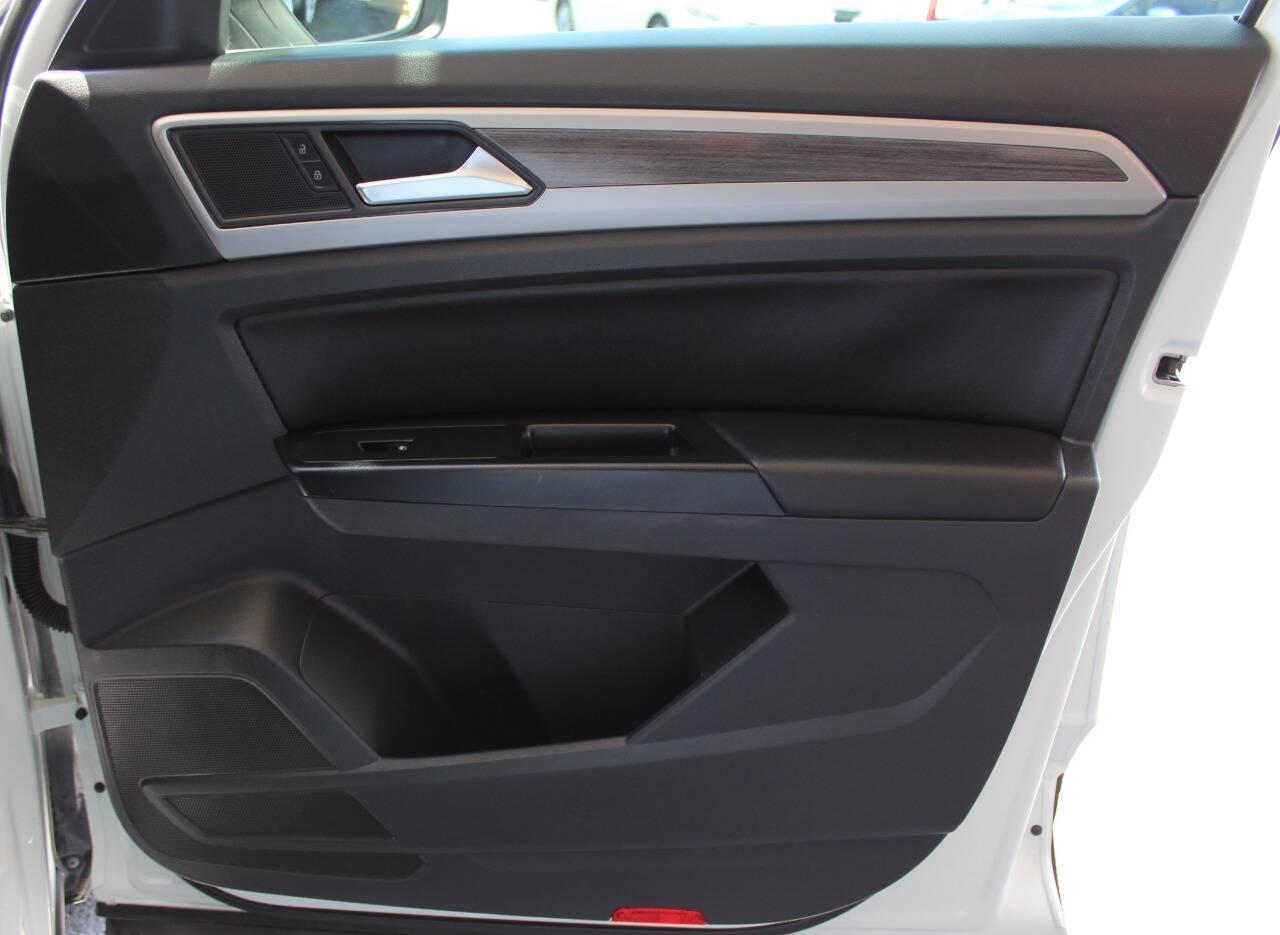 2021 White Volkswagen Atlas V6 SEL 4MOTION (1V2BR2CAXMC) with an 3.6L V6 3.6L V6 engine, Automatic 8-Speed transmission, located at 4301 NW 39th , Oklahoma City, OK, 73112, (405) 949-5600, 35.512135, -97.598671 - NO DRIVERS LICENCE -NO FULL COVERAGE INSURANCE - NO CREDIT CHECK. COME ON OVER TO SUPERSPORTS, TAKE A LOOK AND TEST DRIVE. PLEASE GIVE US A CALL AT (405) 949-5600. NO LICENCIA DE CONDUCIR - NO SEGURO DE COBERTURA TOTAL - NO VERIFICACION DE CREDITO. VISITENOS EN SUPERSPORTS, MIRE NUESTRO - Photo#9