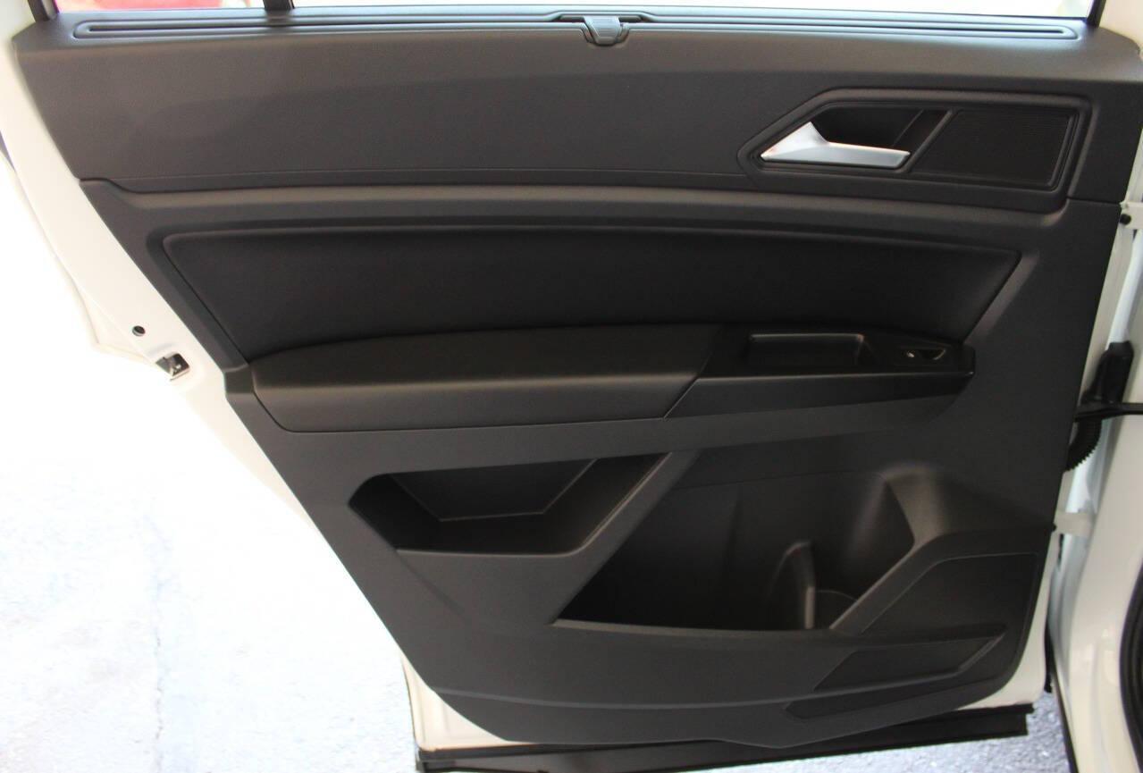 2021 White Volkswagen Atlas V6 SEL 4MOTION (1V2BR2CAXMC) with an 3.6L V6 3.6L V6 engine, Automatic 8-Speed transmission, located at 4301 NW 39th , Oklahoma City, OK, 73112, (405) 949-5600, 35.512135, -97.598671 - NO DRIVERS LICENCE -NO FULL COVERAGE INSURANCE - NO CREDIT CHECK. COME ON OVER TO SUPERSPORTS, TAKE A LOOK AND TEST DRIVE. PLEASE GIVE US A CALL AT (405) 949-5600. NO LICENCIA DE CONDUCIR - NO SEGURO DE COBERTURA TOTAL - NO VERIFICACION DE CREDITO. VISITENOS EN SUPERSPORTS, MIRE NUESTRO - Photo#15