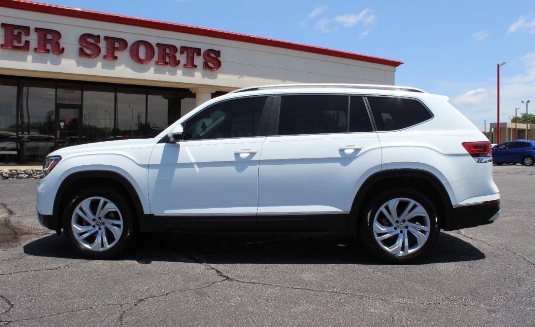 2021 White Volkswagen Atlas V6 SEL 4MOTION (1V2BR2CAXMC) with an 3.6L V6 3.6L V6 engine, Automatic 8-Speed transmission, located at 4301 NW 39th , Oklahoma City, OK, 73112, (405) 949-5600, 35.512135, -97.598671- Photo#5