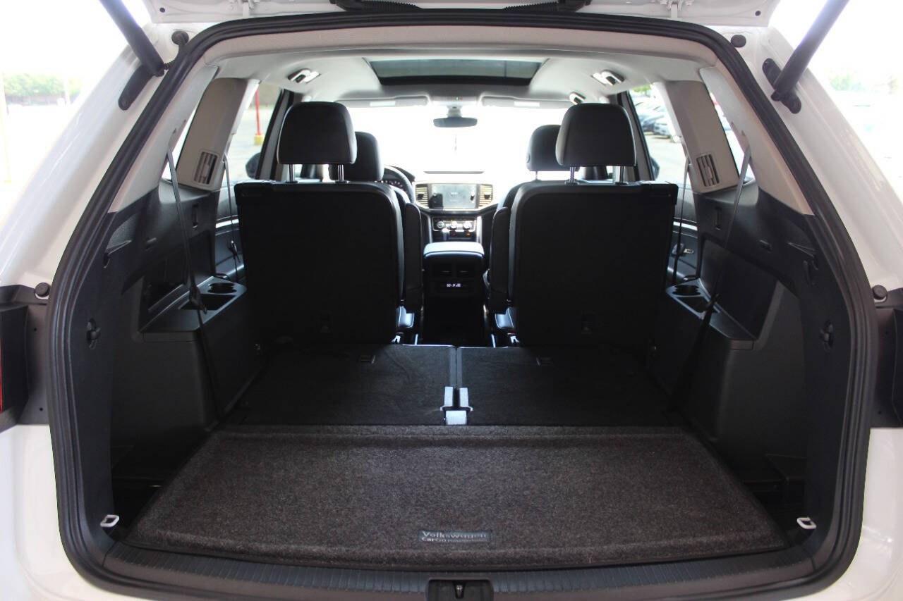 2021 White Volkswagen Atlas V6 SEL 4MOTION (1V2BR2CAXMC) with an 3.6L V6 3.6L V6 engine, Automatic 8-Speed transmission, located at 4301 NW 39th , Oklahoma City, OK, 73112, (405) 949-5600, 35.512135, -97.598671 - Hablamos espanol. SPEND SMART --- BUY FROM SUPER SPORTS. ALL PRICES, DOWN PAYMENTS, PAYMENTS, AND FINANCE TERMS ARE NEGOTIABLE AT THE TIME OF APPROVAL. WE WILL WORK WITH YOU TO FIT YOUR BUDGET. WE WILL EVEN LOWER AND ADJUST THE NUMBERS TO HELP MAKE THE VEHICLE MORE AFFORDABLE FOR YOU.- Photo#17
