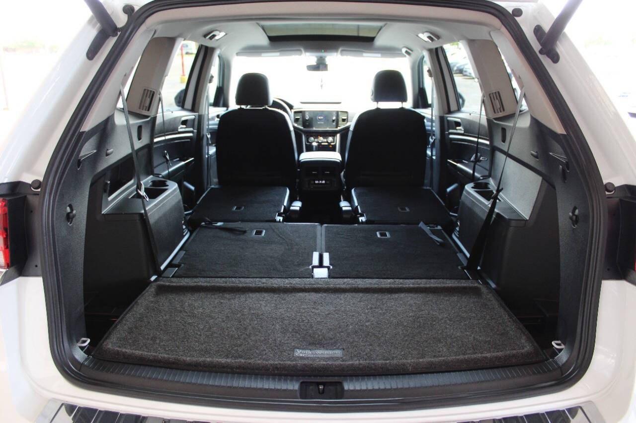 2021 White Volkswagen Atlas V6 SEL 4MOTION (1V2BR2CAXMC) with an 3.6L V6 3.6L V6 engine, Automatic 8-Speed transmission, located at 4301 NW 39th , Oklahoma City, OK, 73112, (405) 949-5600, 35.512135, -97.598671 - Hablamos espanol. SPEND SMART --- BUY FROM SUPER SPORTS. ALL PRICES, DOWN PAYMENTS, PAYMENTS, AND FINANCE TERMS ARE NEGOTIABLE AT THE TIME OF APPROVAL. WE WILL WORK WITH YOU TO FIT YOUR BUDGET. WE WILL EVEN LOWER AND ADJUST THE NUMBERS TO HELP MAKE THE VEHICLE MORE AFFORDABLE FOR YOU.- Photo#18
