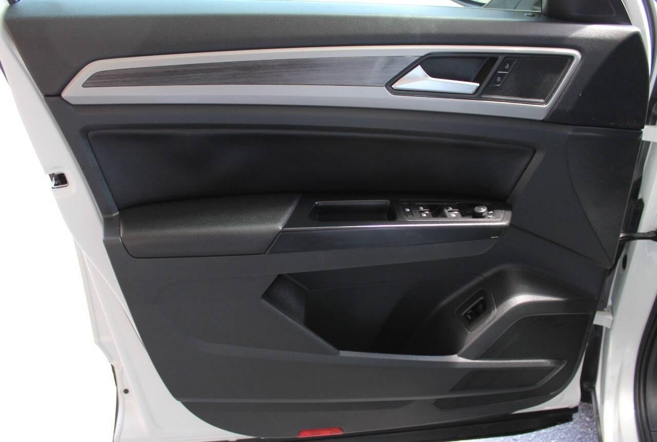 2021 White Volkswagen Atlas V6 SEL 4MOTION (1V2BR2CAXMC) with an 3.6L V6 3.6L V6 engine, Automatic 8-Speed transmission, located at 4301 NW 39th , Oklahoma City, OK, 73112, (405) 949-5600, 35.512135, -97.598671 - Hablamos espanol. SPEND SMART --- BUY FROM SUPER SPORTS. ALL PRICES, DOWN PAYMENTS, PAYMENTS, AND FINANCE TERMS ARE NEGOTIABLE AT THE TIME OF APPROVAL. WE WILL WORK WITH YOU TO FIT YOUR BUDGET. WE WILL EVEN LOWER AND ADJUST THE NUMBERS TO HELP MAKE THE VEHICLE MORE AFFORDABLE FOR YOU.- Photo#20