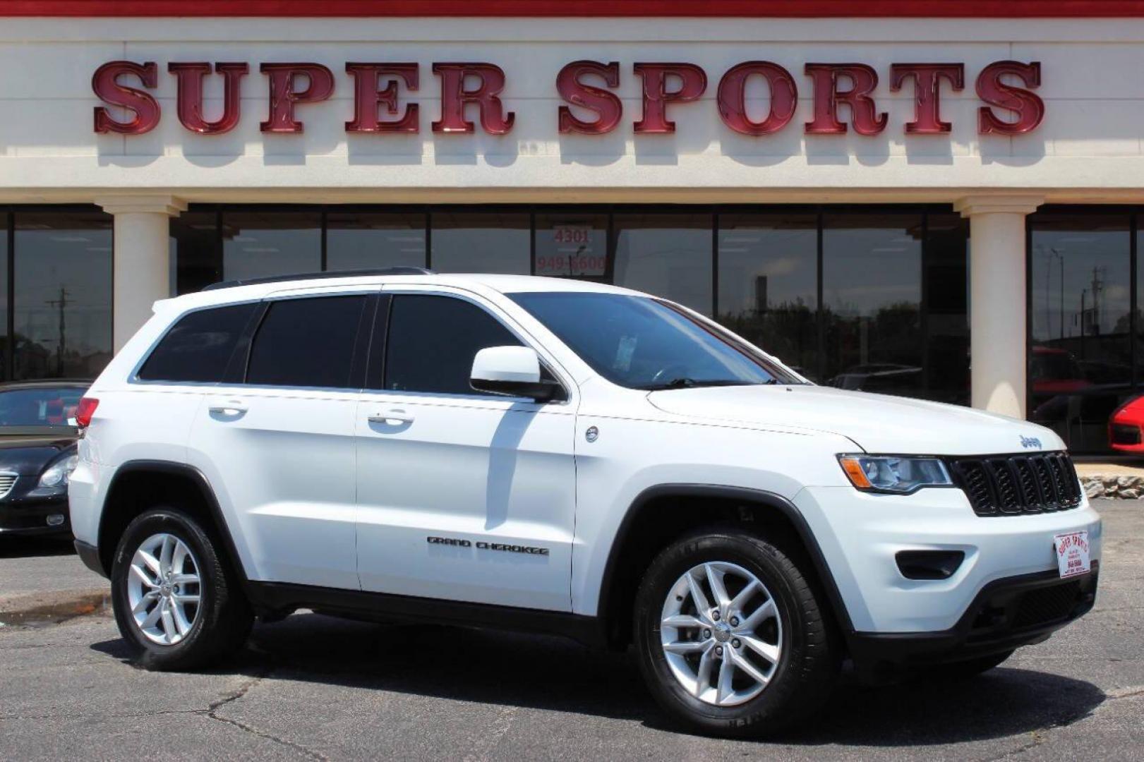 2017 White Jeep Grand Cherokee Laredo 4WD (1C4RJFAG9HC) with an 3.6L V6 DOHC 24V engine, 8A transmission, located at 4301 NW 39th , Oklahoma City, OK, 73112, (405) 949-5600, 35.512135, -97.598671 - NO DRIVERS LICENCE -NO FULL COVERAGE INSURANCE - NO CREDIT CHECK. COME ON OVER TO SUPERSPORTS, TAKE A LOOK AND TEST DRIVE. PLEASE GIVE US A CALL AT (405) 949-5600. NO LICENCIA DE CONDUCIR - NO SEGURO DE COBERTURA TOTAL - NO VERIFICACION DE CREDITO. VISITENOS EN SUPERSPORTS, MIRE NUESTRO - Photo#2
