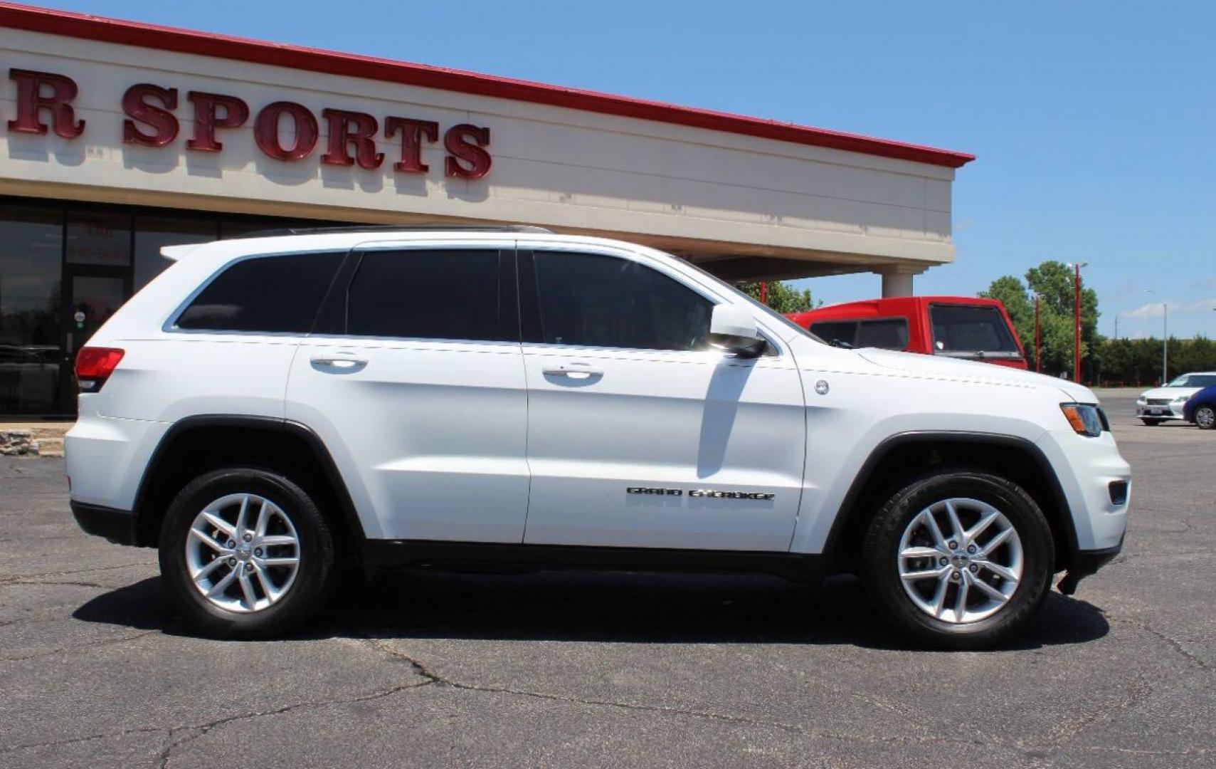 2017 White Jeep Grand Cherokee Laredo 4WD (1C4RJFAG9HC) with an 3.6L V6 DOHC 24V engine, 8A transmission, located at 4301 NW 39th , Oklahoma City, OK, 73112, (405) 949-5600, 35.512135, -97.598671 - NO DRIVERS LICENCE -NO FULL COVERAGE INSURANCE - NO CREDIT CHECK. COME ON OVER TO SUPERSPORTS, TAKE A LOOK AND TEST DRIVE. PLEASE GIVE US A CALL AT (405) 949-5600. NO LICENCIA DE CONDUCIR - NO SEGURO DE COBERTURA TOTAL - NO VERIFICACION DE CREDITO. VISITENOS EN SUPERSPORTS, MIRE NUESTRO - Photo#3
