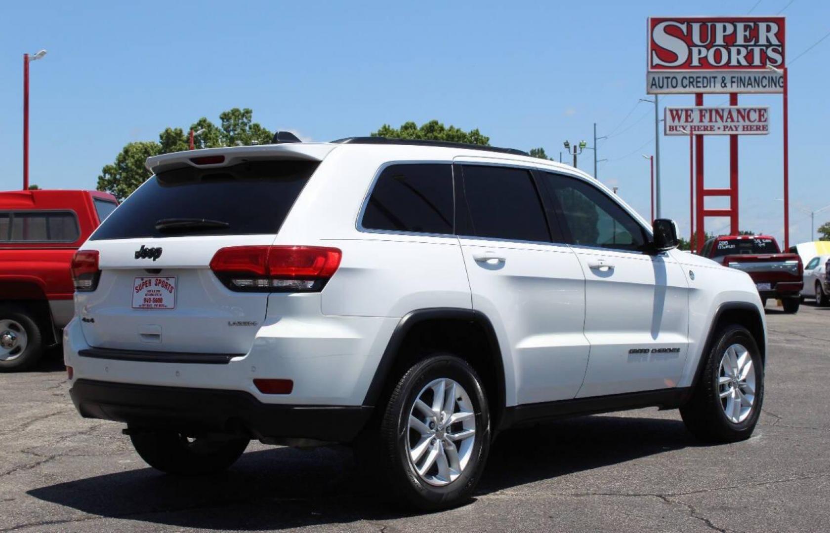 2017 White Jeep Grand Cherokee Laredo 4WD (1C4RJFAG9HC) with an 3.6L V6 DOHC 24V engine, 8A transmission, located at 4301 NW 39th , Oklahoma City, OK, 73112, (405) 949-5600, 35.512135, -97.598671 - NO DRIVERS LICENCE -NO FULL COVERAGE INSURANCE - NO CREDIT CHECK. COME ON OVER TO SUPERSPORTS, TAKE A LOOK AND TEST DRIVE. PLEASE GIVE US A CALL AT (405) 949-5600. NO LICENCIA DE CONDUCIR - NO SEGURO DE COBERTURA TOTAL - NO VERIFICACION DE CREDITO. VISITENOS EN SUPERSPORTS, MIRE NUESTRO - Photo#4