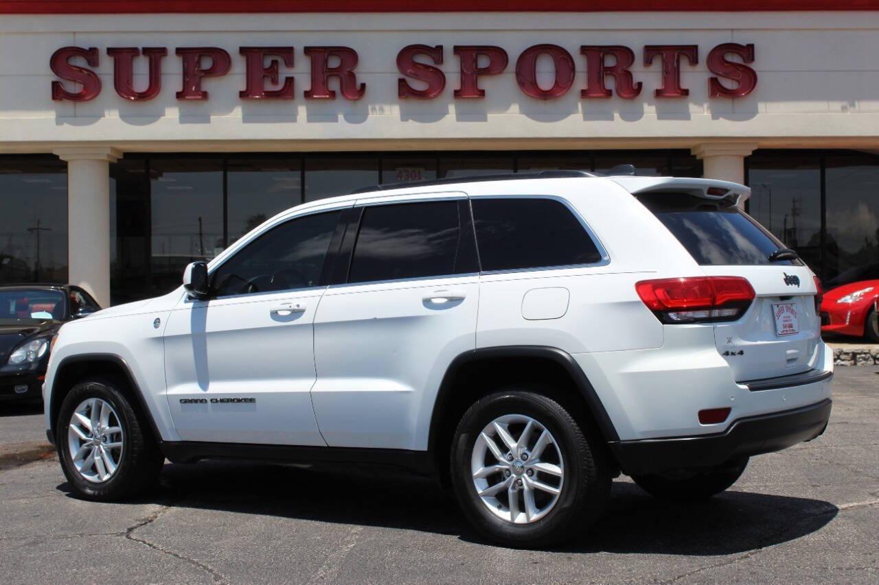 2017 White Jeep Grand Cherokee Laredo 4WD (1C4RJFAG9HC) with an 3.6L V6 DOHC 24V engine, 8A transmission, located at 4301 NW 39th , Oklahoma City, OK, 73112, (405) 949-5600, 35.512135, -97.598671 - NO DRIVERS LICENCE -NO FULL COVERAGE INSURANCE - NO CREDIT CHECK. COME ON OVER TO SUPERSPORTS, TAKE A LOOK AND TEST DRIVE. PLEASE GIVE US A CALL AT (405) 949-5600. NO LICENCIA DE CONDUCIR - NO SEGURO DE COBERTURA TOTAL - NO VERIFICACION DE CREDITO. VISITENOS EN SUPERSPORTS, MIRE NUESTRO - Photo#4