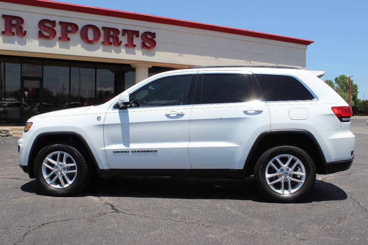 2017 White Jeep Grand Cherokee Laredo 4WD (1C4RJFAG9HC) with an 3.6L V6 DOHC 24V engine, 8A transmission, located at 4301 NW 39th , Oklahoma City, OK, 73112, (405) 949-5600, 35.512135, -97.598671 - NO DRIVERS LICENCE -NO FULL COVERAGE INSURANCE - NO CREDIT CHECK. COME ON OVER TO SUPERSPORTS, TAKE A LOOK AND TEST DRIVE. PLEASE GIVE US A CALL AT (405) 949-5600. NO LICENCIA DE CONDUCIR - NO SEGURO DE COBERTURA TOTAL - NO VERIFICACION DE CREDITO. VISITENOS EN SUPERSPORTS, MIRE NUESTRO - Photo#5