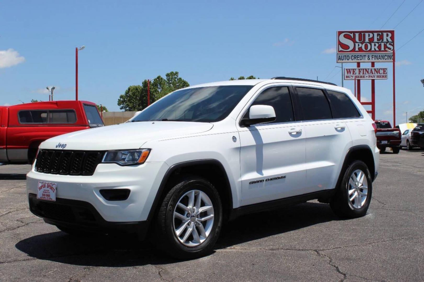2017 White Jeep Grand Cherokee Laredo 4WD (1C4RJFAG9HC) with an 3.6L V6 DOHC 24V engine, 8A transmission, located at 4301 NW 39th , Oklahoma City, OK, 73112, (405) 949-5600, 35.512135, -97.598671 - NO DRIVERS LICENCE -NO FULL COVERAGE INSURANCE - NO CREDIT CHECK. COME ON OVER TO SUPERSPORTS, TAKE A LOOK AND TEST DRIVE. PLEASE GIVE US A CALL AT (405) 949-5600. NO LICENCIA DE CONDUCIR - NO SEGURO DE COBERTURA TOTAL - NO VERIFICACION DE CREDITO. VISITENOS EN SUPERSPORTS, MIRE NUESTRO - Photo#7