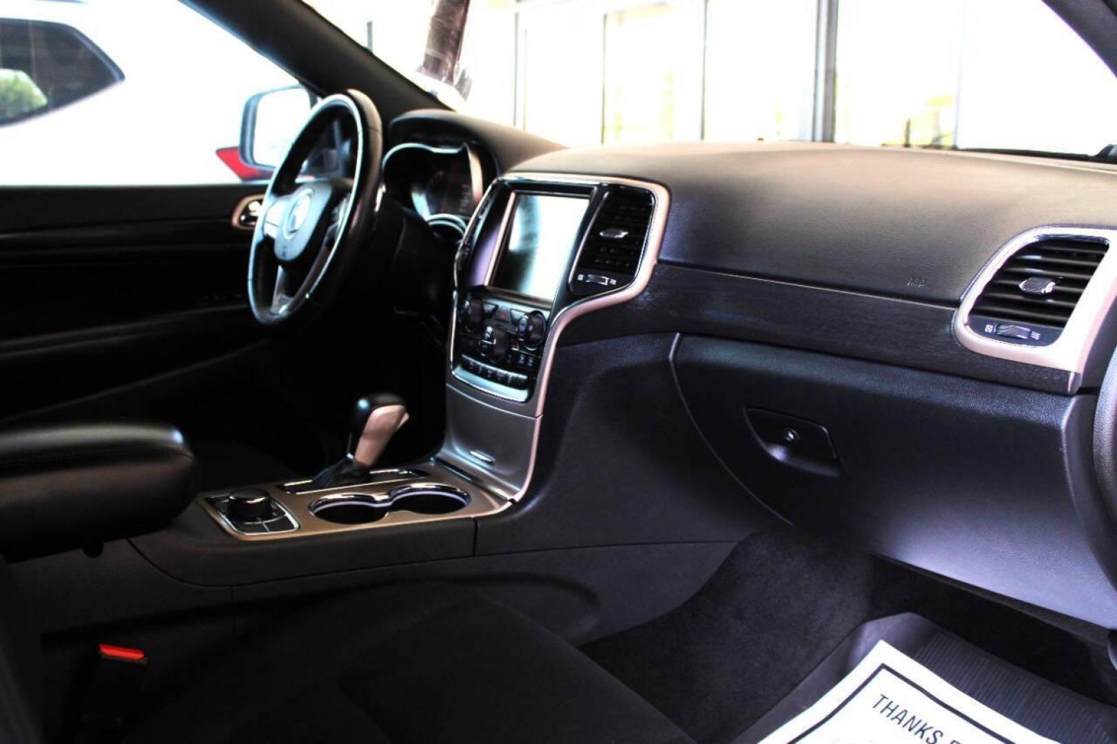 2017 White Jeep Grand Cherokee Laredo 4WD (1C4RJFAG9HC) with an 3.6L V6 DOHC 24V engine, 8A transmission, located at 4301 NW 39th , Oklahoma City, OK, 73112, (405) 949-5600, 35.512135, -97.598671 - NO DRIVERS LICENCE -NO FULL COVERAGE INSURANCE - NO CREDIT CHECK. COME ON OVER TO SUPERSPORTS, TAKE A LOOK AND TEST DRIVE. PLEASE GIVE US A CALL AT (405) 949-5600. NO LICENCIA DE CONDUCIR - NO SEGURO DE COBERTURA TOTAL - NO VERIFICACION DE CREDITO. VISITENOS EN SUPERSPORTS, MIRE NUESTRO - Photo#9