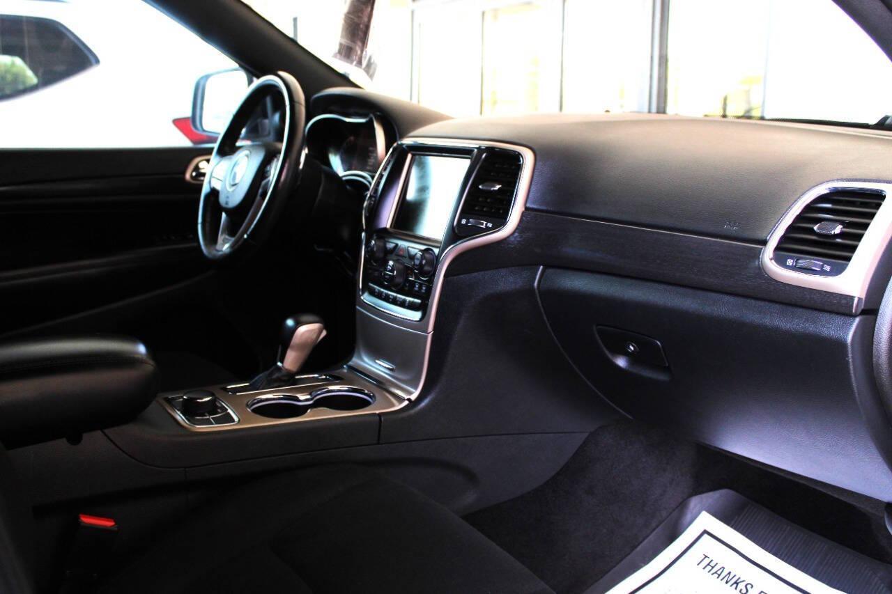 2017 White Jeep Grand Cherokee Laredo 4WD (1C4RJFAG9HC) with an 3.6L V6 DOHC 24V engine, 8A transmission, located at 4301 NW 39th , Oklahoma City, OK, 73112, (405) 949-5600, 35.512135, -97.598671 - NO DRIVERS LICENCE -NO FULL COVERAGE INSURANCE - NO CREDIT CHECK. COME ON OVER TO SUPERSPORTS, TAKE A LOOK AND TEST DRIVE. PLEASE GIVE US A CALL AT (405) 949-5600. NO LICENCIA DE CONDUCIR - NO SEGURO DE COBERTURA TOTAL - NO VERIFICACION DE CREDITO. VISITENOS EN SUPERSPORTS, MIRE NUESTRO - Photo#8