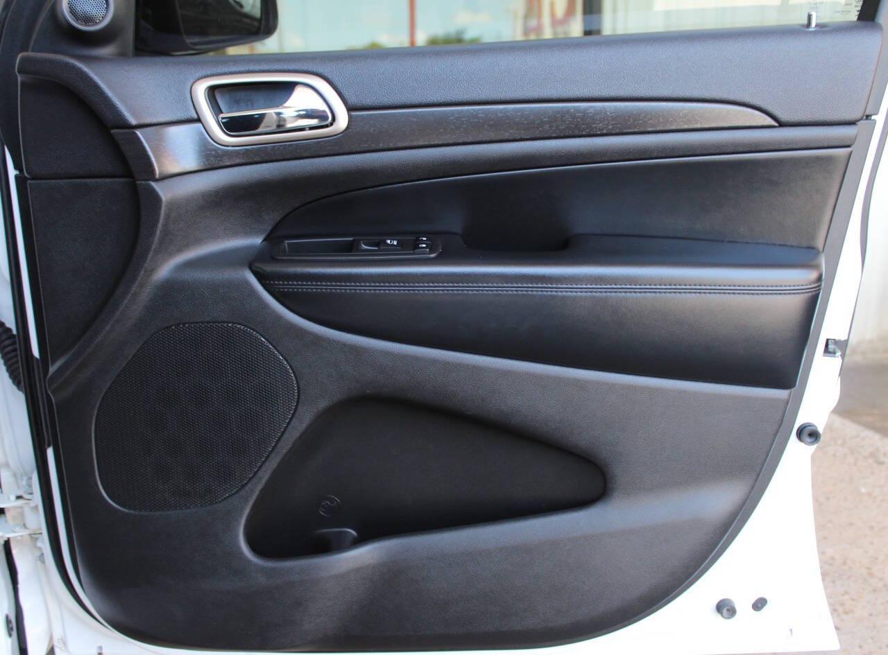 2017 White Jeep Grand Cherokee Laredo 4WD (1C4RJFAG9HC) with an 3.6L V6 DOHC 24V engine, 8A transmission, located at 4301 NW 39th , Oklahoma City, OK, 73112, (405) 949-5600, 35.512135, -97.598671 - NO DRIVERS LICENCE -NO FULL COVERAGE INSURANCE - NO CREDIT CHECK. COME ON OVER TO SUPERSPORTS, TAKE A LOOK AND TEST DRIVE. PLEASE GIVE US A CALL AT (405) 949-5600. NO LICENCIA DE CONDUCIR - NO SEGURO DE COBERTURA TOTAL - NO VERIFICACION DE CREDITO. VISITENOS EN SUPERSPORTS, MIRE NUESTRO - Photo#9