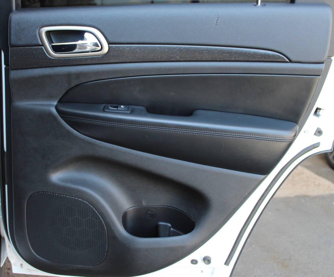 2017 White Jeep Grand Cherokee Laredo 4WD (1C4RJFAG9HC) with an 3.6L V6 DOHC 24V engine, 8A transmission, located at 4301 NW 39th , Oklahoma City, OK, 73112, (405) 949-5600, 35.512135, -97.598671 - NO DRIVERS LICENCE -NO FULL COVERAGE INSURANCE - NO CREDIT CHECK. COME ON OVER TO SUPERSPORTS, TAKE A LOOK AND TEST DRIVE. PLEASE GIVE US A CALL AT (405) 949-5600. NO LICENCIA DE CONDUCIR - NO SEGURO DE COBERTURA TOTAL - NO VERIFICACION DE CREDITO. VISITENOS EN SUPERSPORTS, MIRE NUESTRO - Photo#11