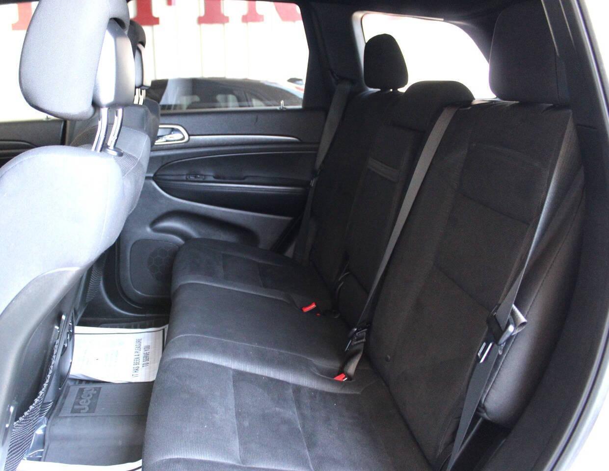 2017 White Jeep Grand Cherokee Laredo 4WD (1C4RJFAG9HC) with an 3.6L V6 DOHC 24V engine, 8A transmission, located at 4301 NW 39th , Oklahoma City, OK, 73112, (405) 949-5600, 35.512135, -97.598671 - NO DRIVERS LICENCE -NO FULL COVERAGE INSURANCE - NO CREDIT CHECK. COME ON OVER TO SUPERSPORTS, TAKE A LOOK AND TEST DRIVE. PLEASE GIVE US A CALL AT (405) 949-5600. NO LICENCIA DE CONDUCIR - NO SEGURO DE COBERTURA TOTAL - NO VERIFICACION DE CREDITO. VISITENOS EN SUPERSPORTS, MIRE NUESTRO - Photo#13