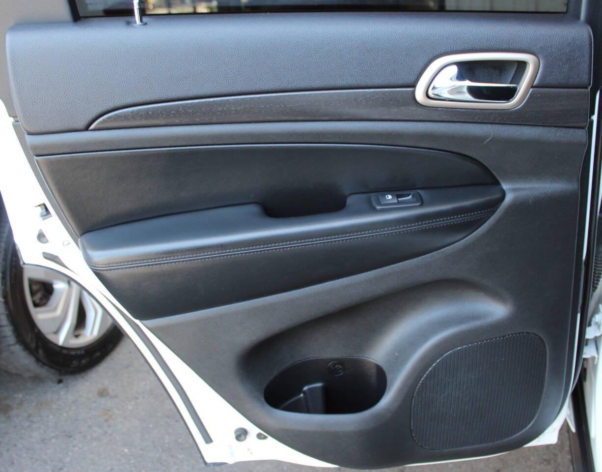 2017 White Jeep Grand Cherokee Laredo 4WD (1C4RJFAG9HC) with an 3.6L V6 DOHC 24V engine, 8A transmission, located at 4301 NW 39th , Oklahoma City, OK, 73112, (405) 949-5600, 35.512135, -97.598671 - NO DRIVERS LICENCE -NO FULL COVERAGE INSURANCE - NO CREDIT CHECK. COME ON OVER TO SUPERSPORTS, TAKE A LOOK AND TEST DRIVE. PLEASE GIVE US A CALL AT (405) 949-5600. NO LICENCIA DE CONDUCIR - NO SEGURO DE COBERTURA TOTAL - NO VERIFICACION DE CREDITO. VISITENOS EN SUPERSPORTS, MIRE NUESTRO - Photo#14